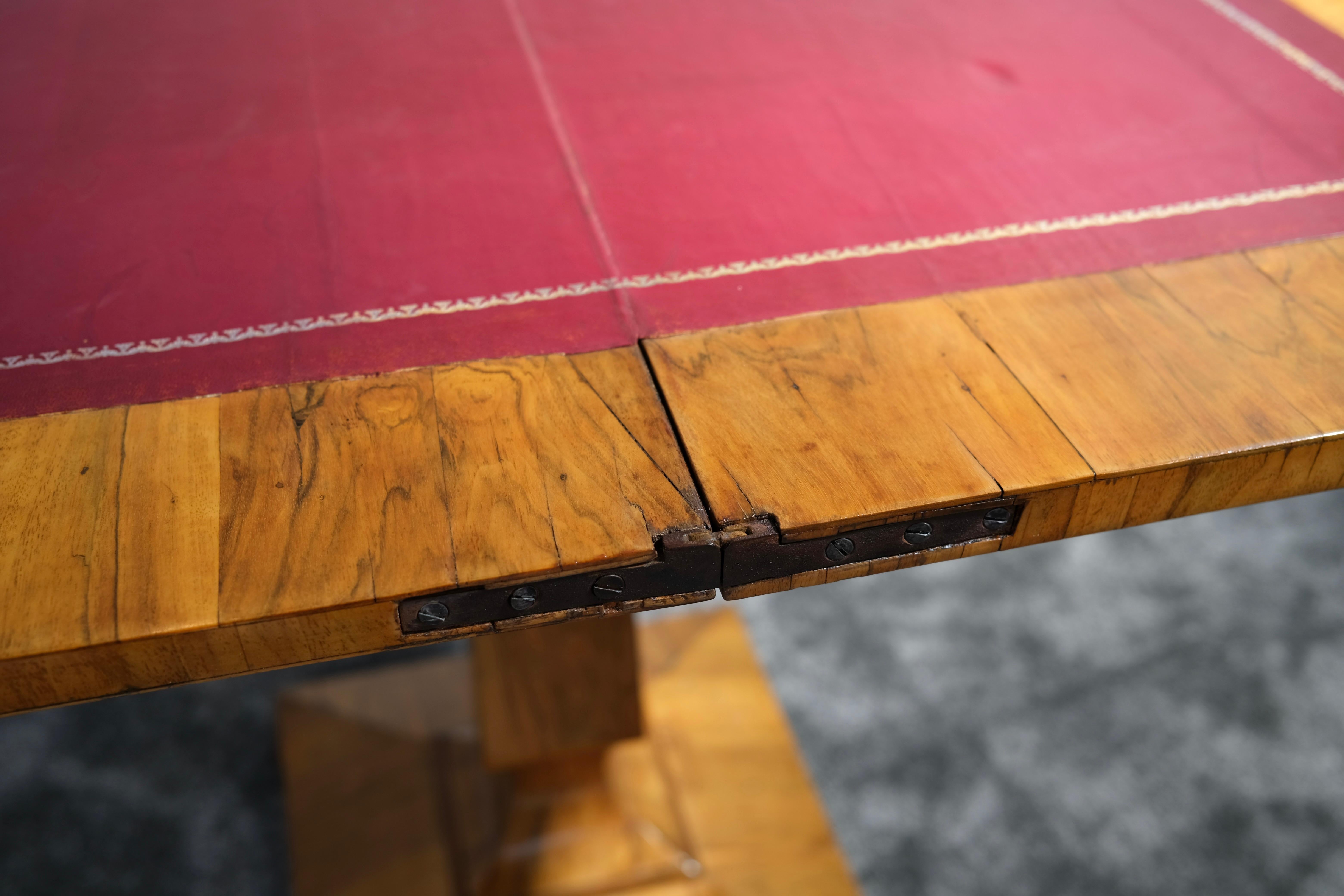 Mesa de juego abatible Biedermeier chapada en nogal sobre base de pedestal, hacia 1850 en venta 6