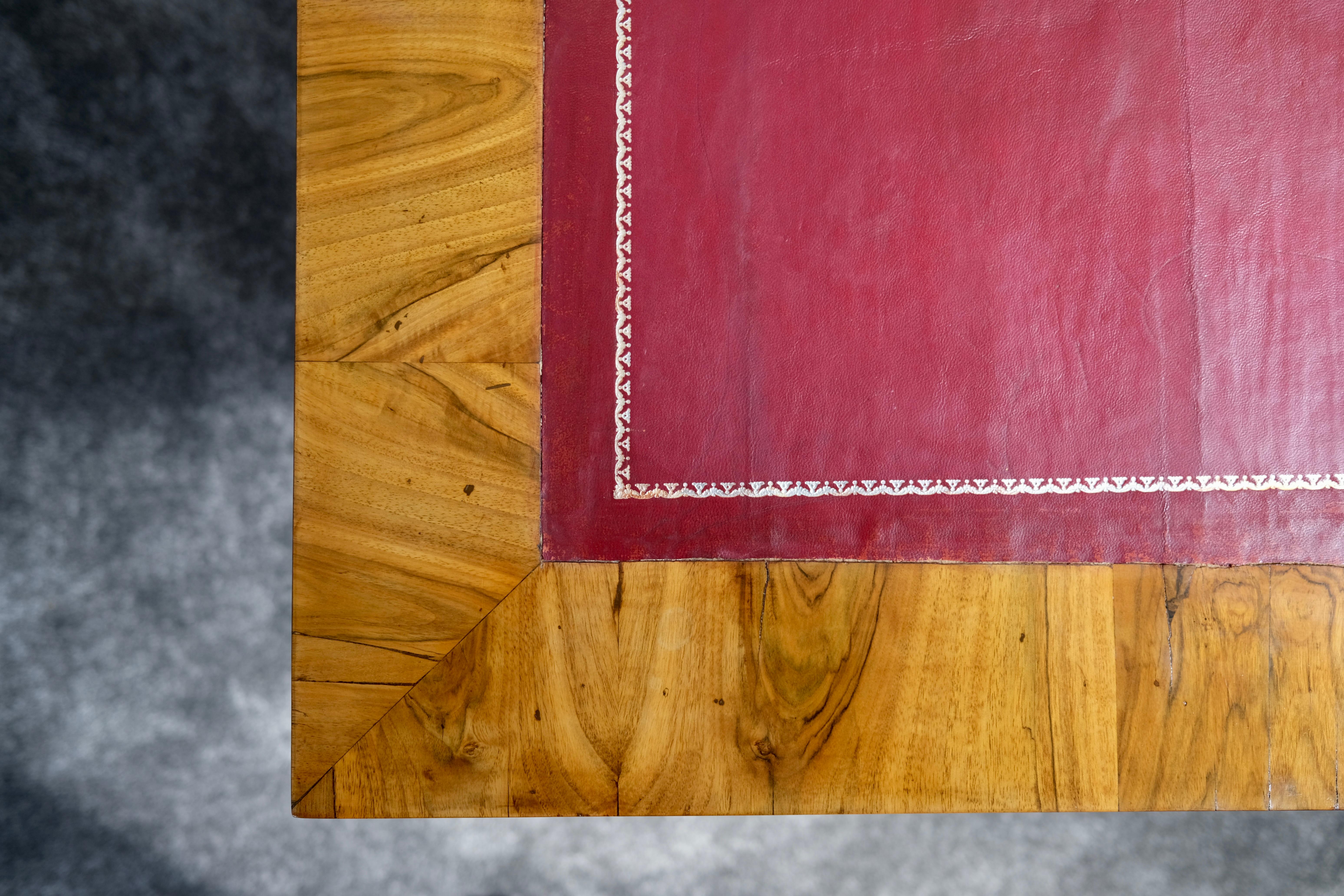 Mesa de juego abatible Biedermeier chapada en nogal sobre base de pedestal, hacia 1850 en venta 7