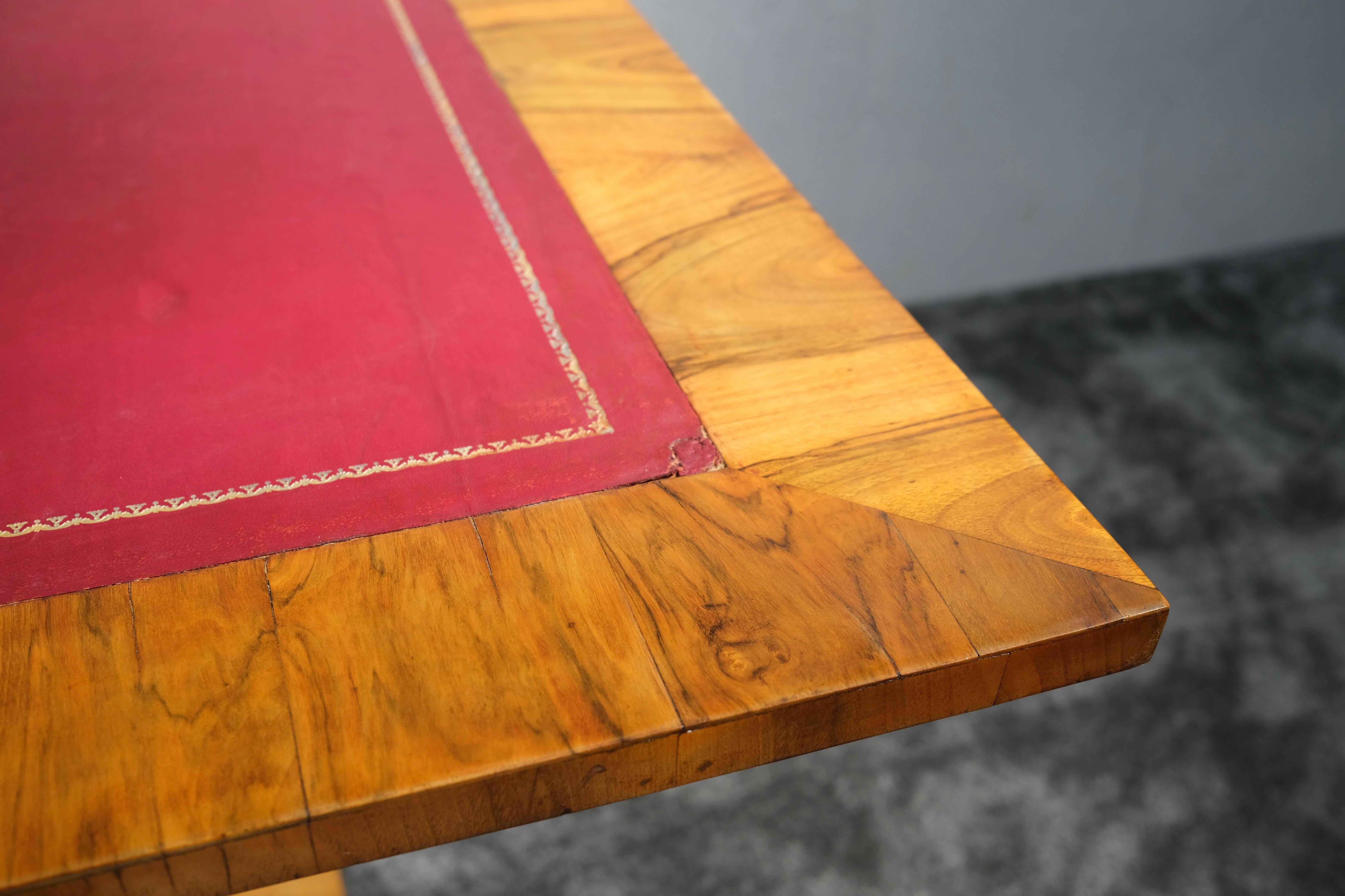 Mesa de juego abatible Biedermeier chapada en nogal sobre base de pedestal, hacia 1850 en venta 8