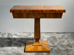 Mesa de juego abatible Biedermeier chapada en nogal sobre base de pedestal, hacia 1850