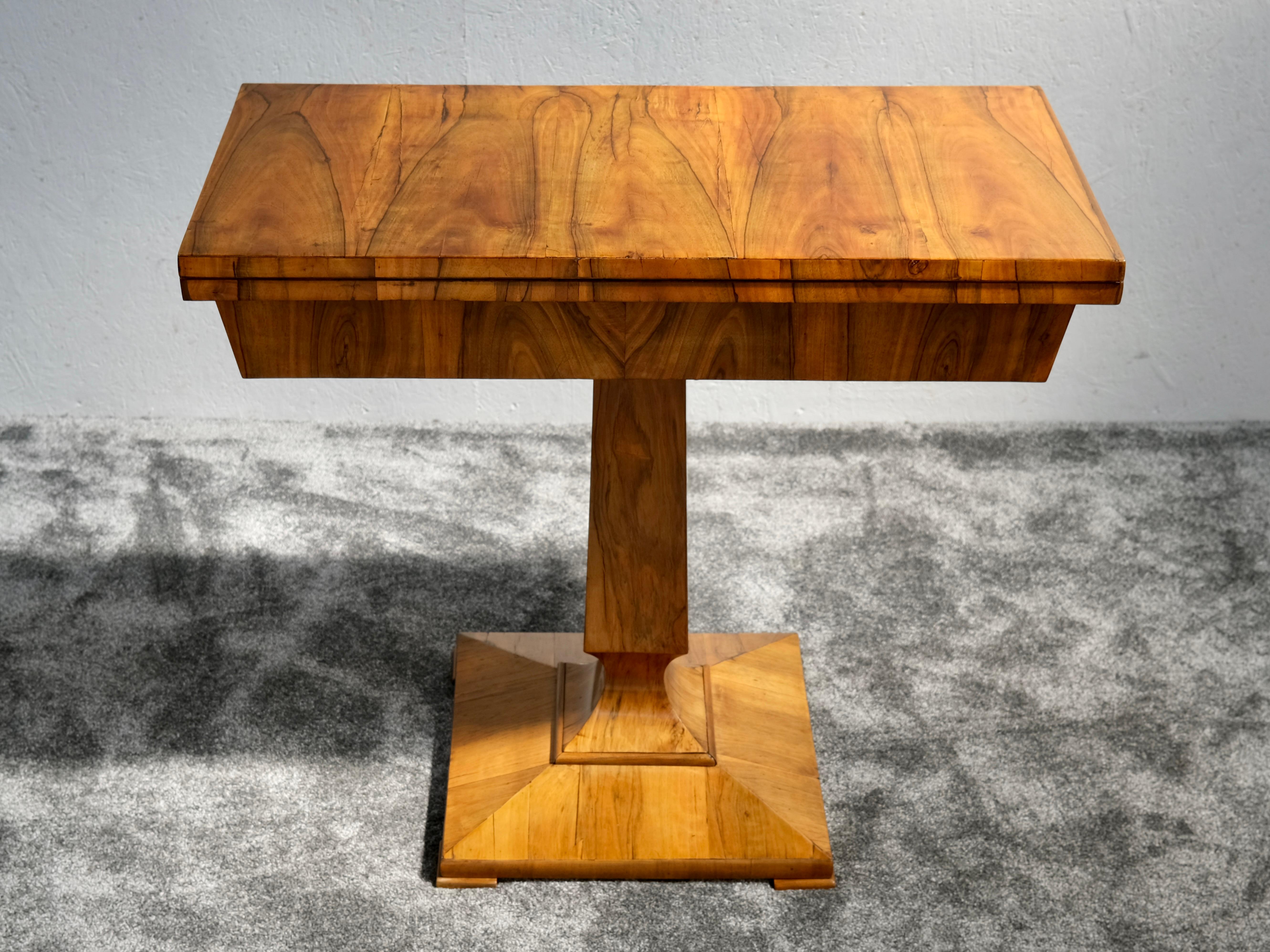 Mesa de juego abatible Biedermeier chapada en nogal sobre base de pedestal, hacia 1850 Alemán en venta