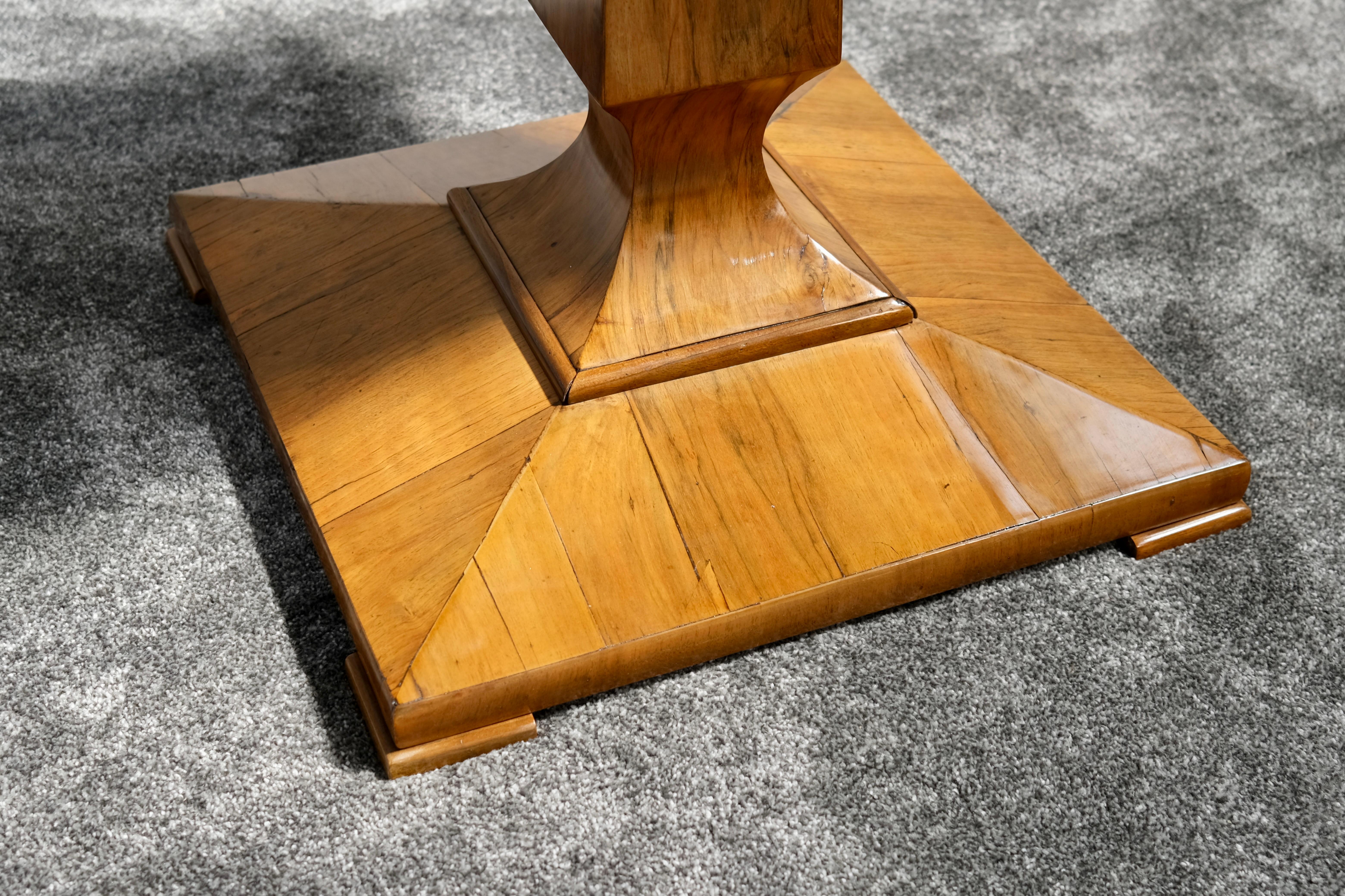 Mesa de juego abatible Biedermeier chapada en nogal sobre base de pedestal, hacia 1850 Pulido en venta