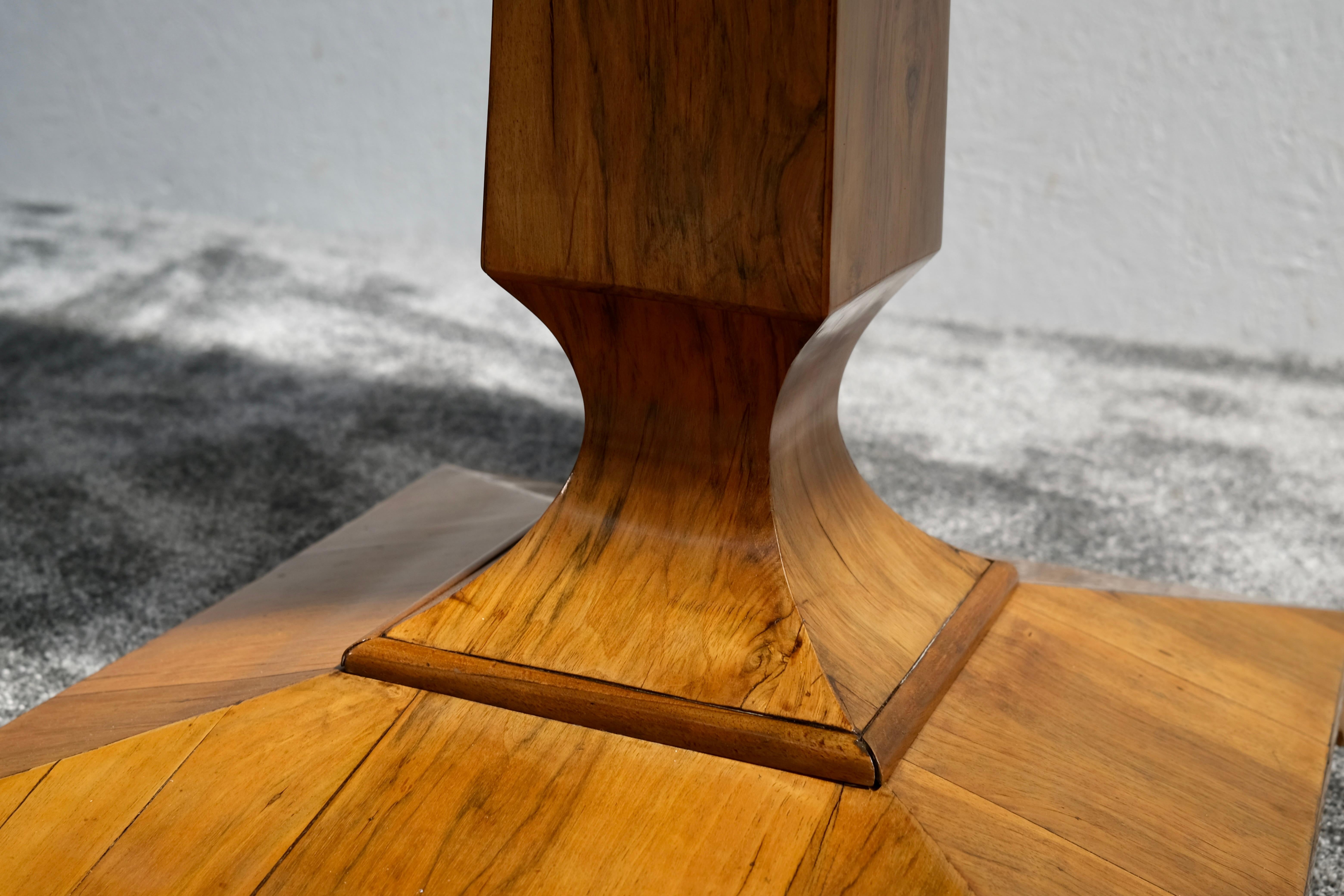 Mesa de juego abatible Biedermeier chapada en nogal sobre base de pedestal, hacia 1850 en Bueno estado para la venta en Ulm, DE