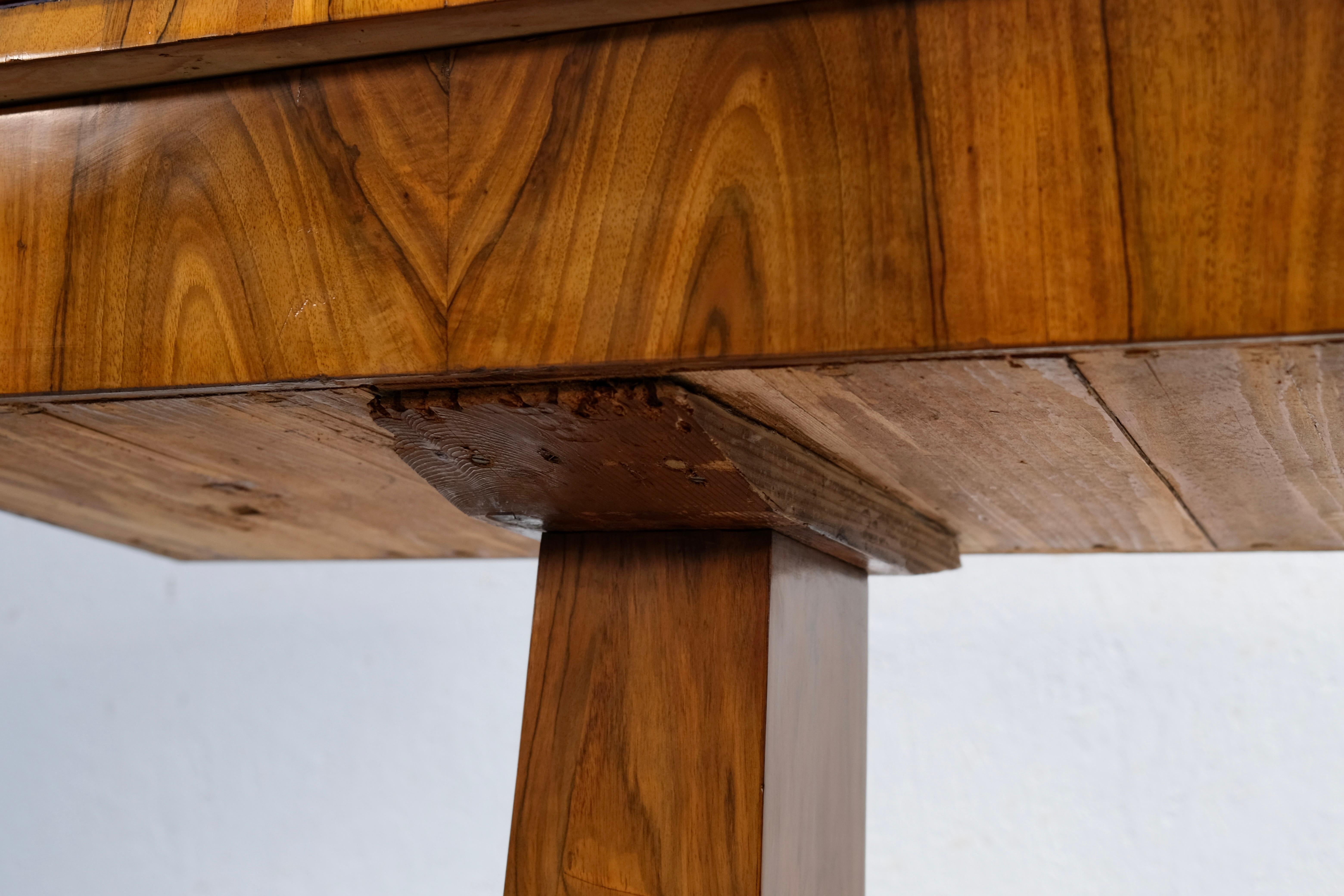 Mesa de juego abatible Biedermeier chapada en nogal sobre base de pedestal, hacia 1850 siglo XX en venta