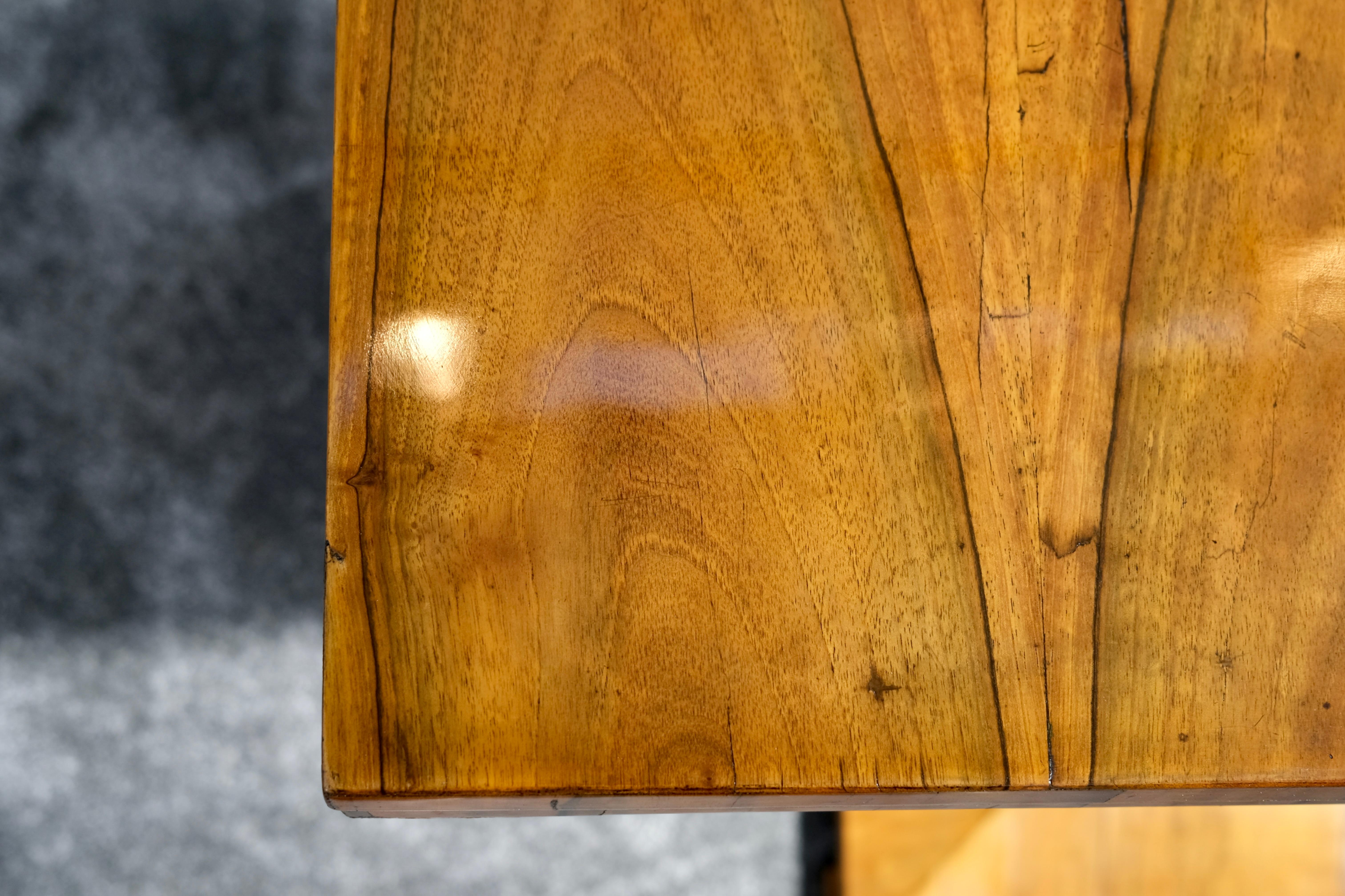 Mesa de juego abatible Biedermeier chapada en nogal sobre base de pedestal, hacia 1850 Cuero en venta