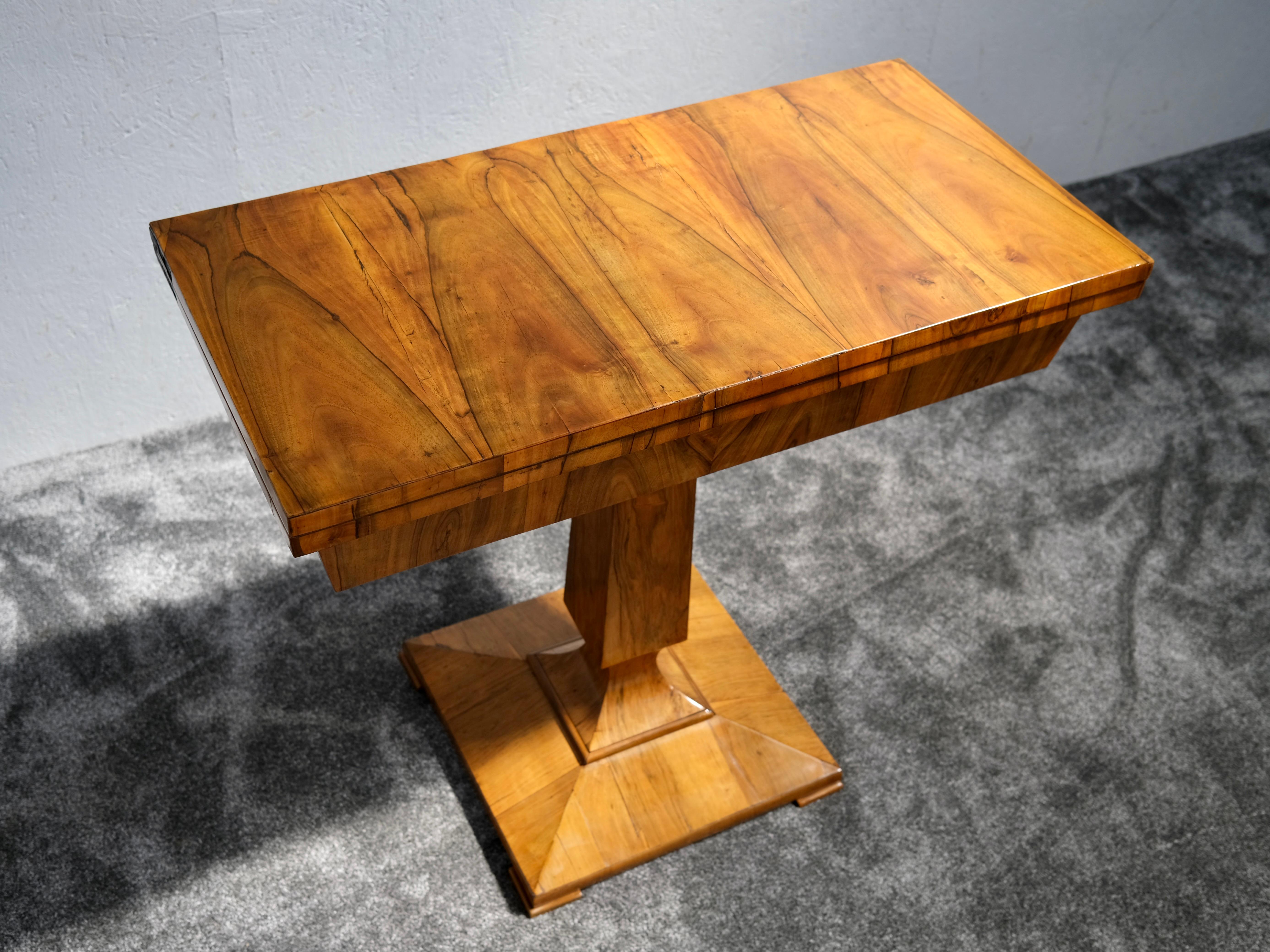 Mesa de juego abatible Biedermeier chapada en nogal sobre base de pedestal, hacia 1850 en venta 1