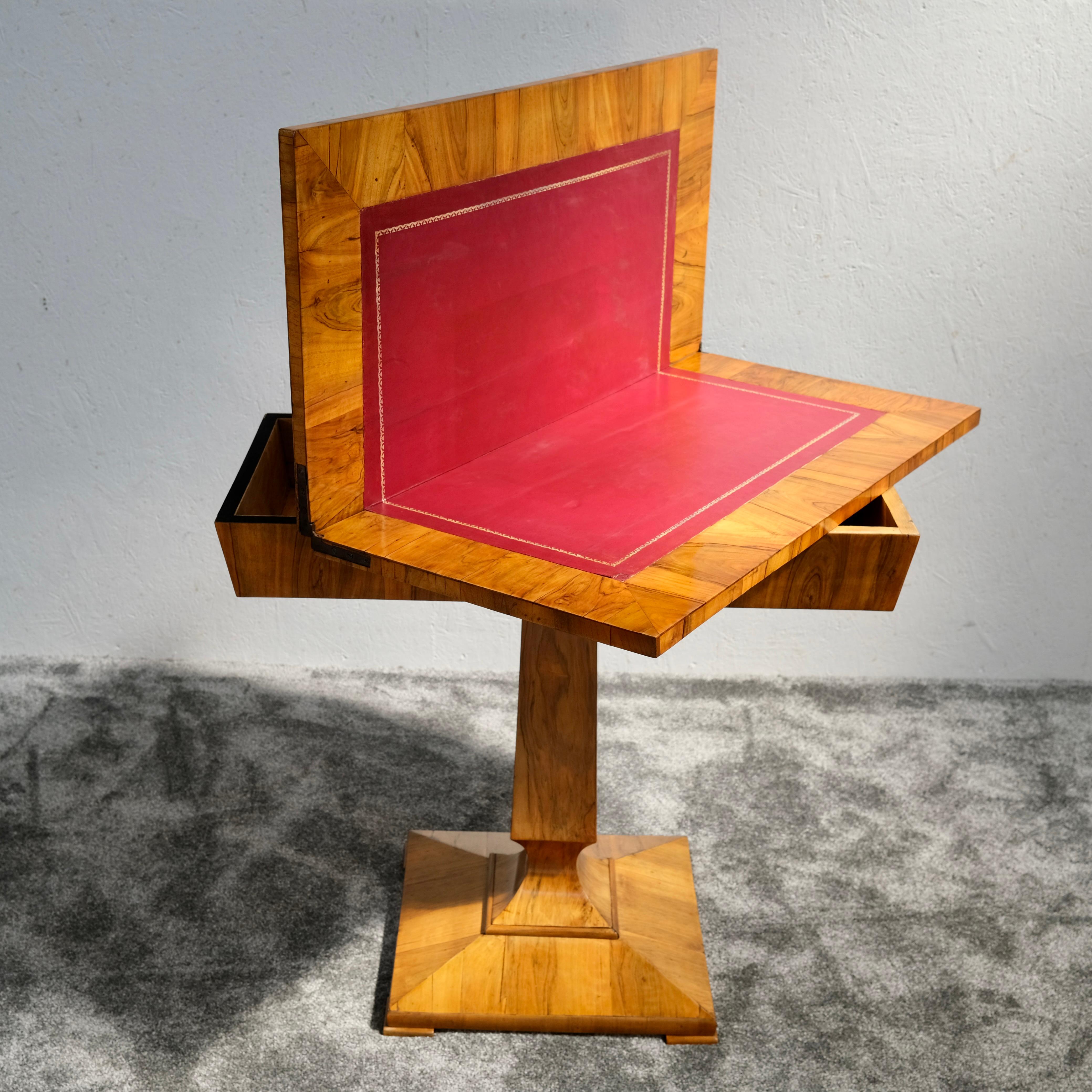 Mesa de juego abatible Biedermeier chapada en nogal sobre base de pedestal, hacia 1850 en venta 2