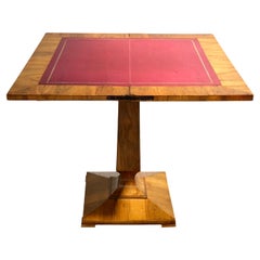Mesa de juego abatible Biedermeier chapada en nogal sobre base de pedestal, hacia 1850
