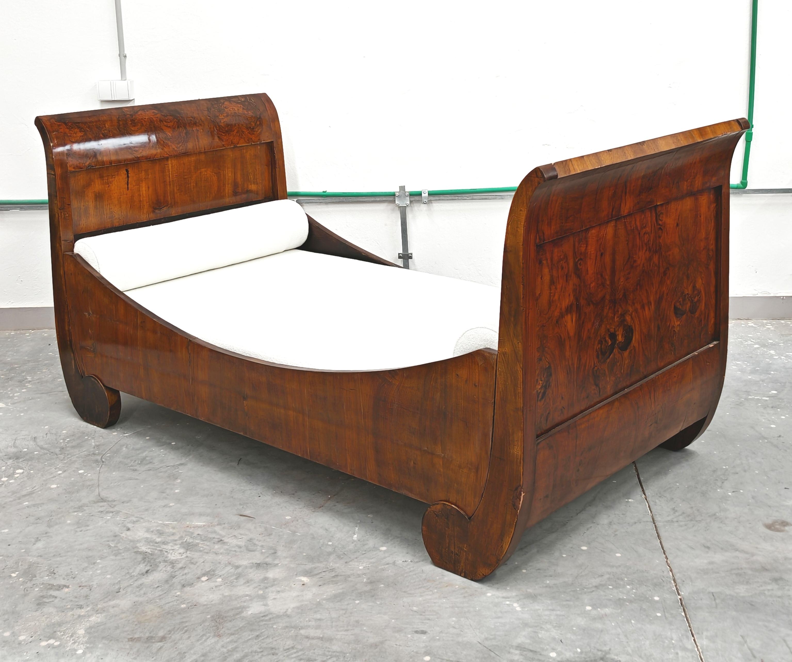 Lit de repos Biedermeier en placage de noyer, Autriche, années 1820 en vente 4