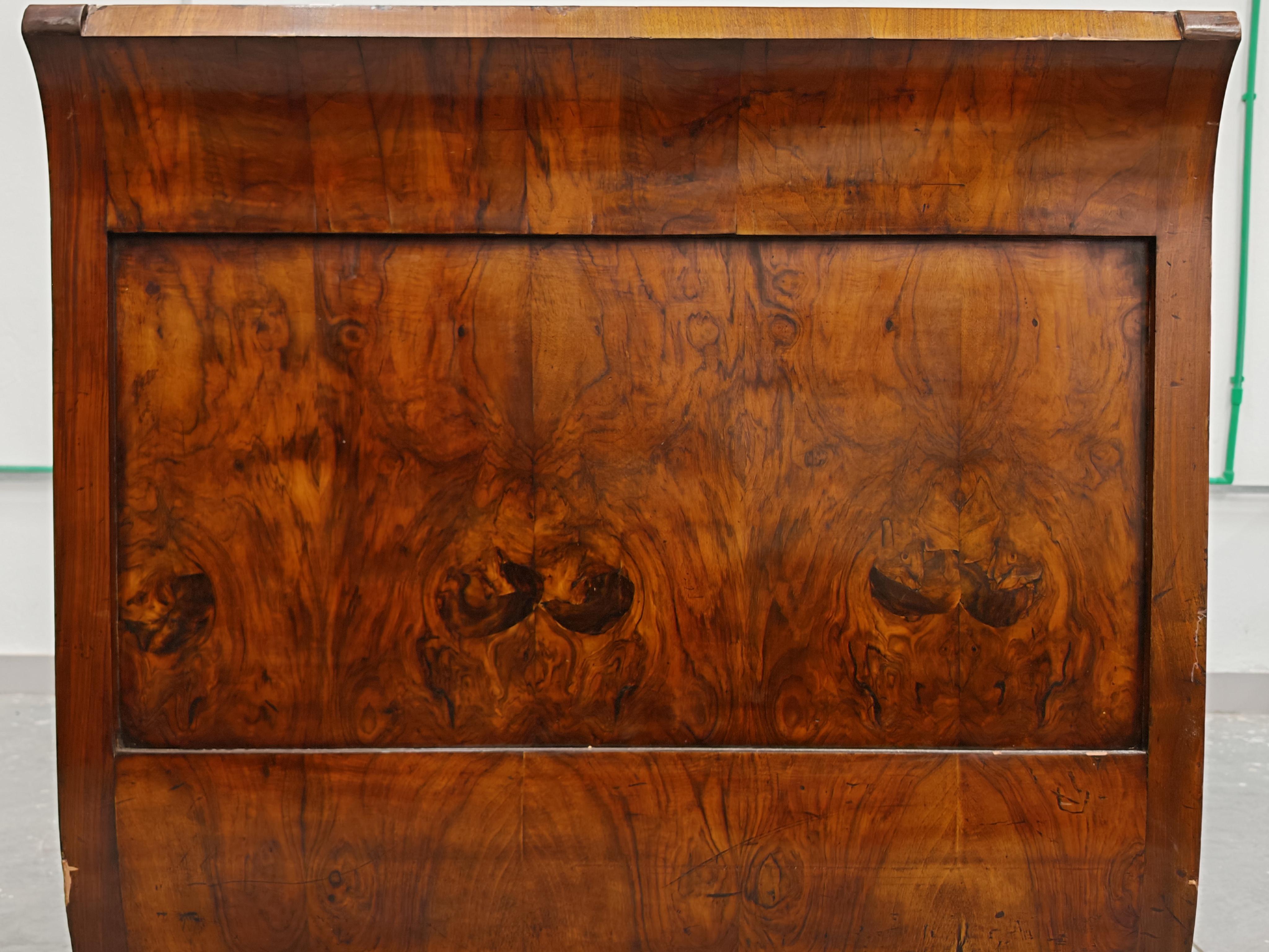 Lit de repos Biedermeier en placage de noyer, Autriche, années 1820 en vente 5