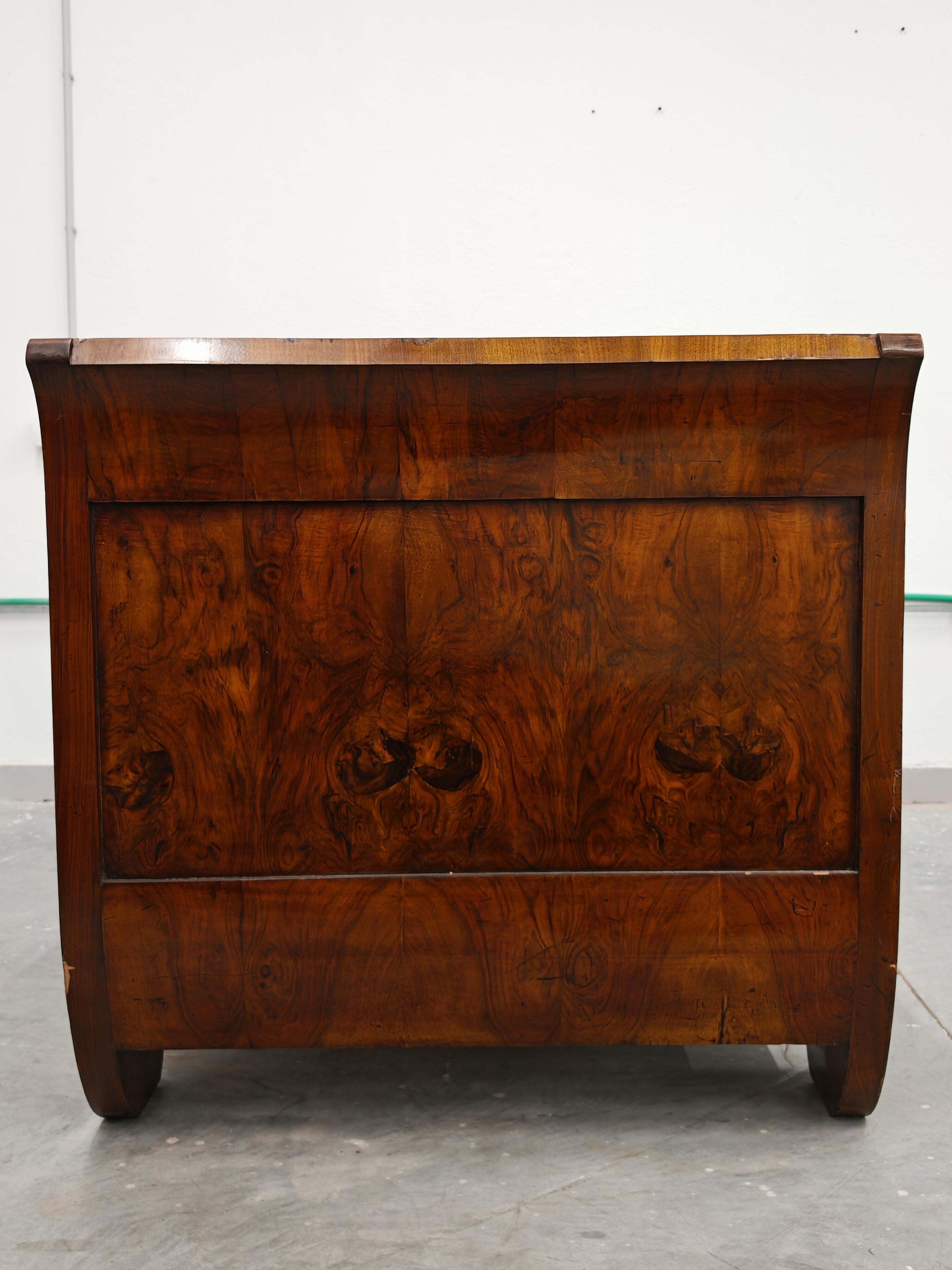 Lit de repos Biedermeier en placage de noyer, Autriche, années 1820 en vente 6