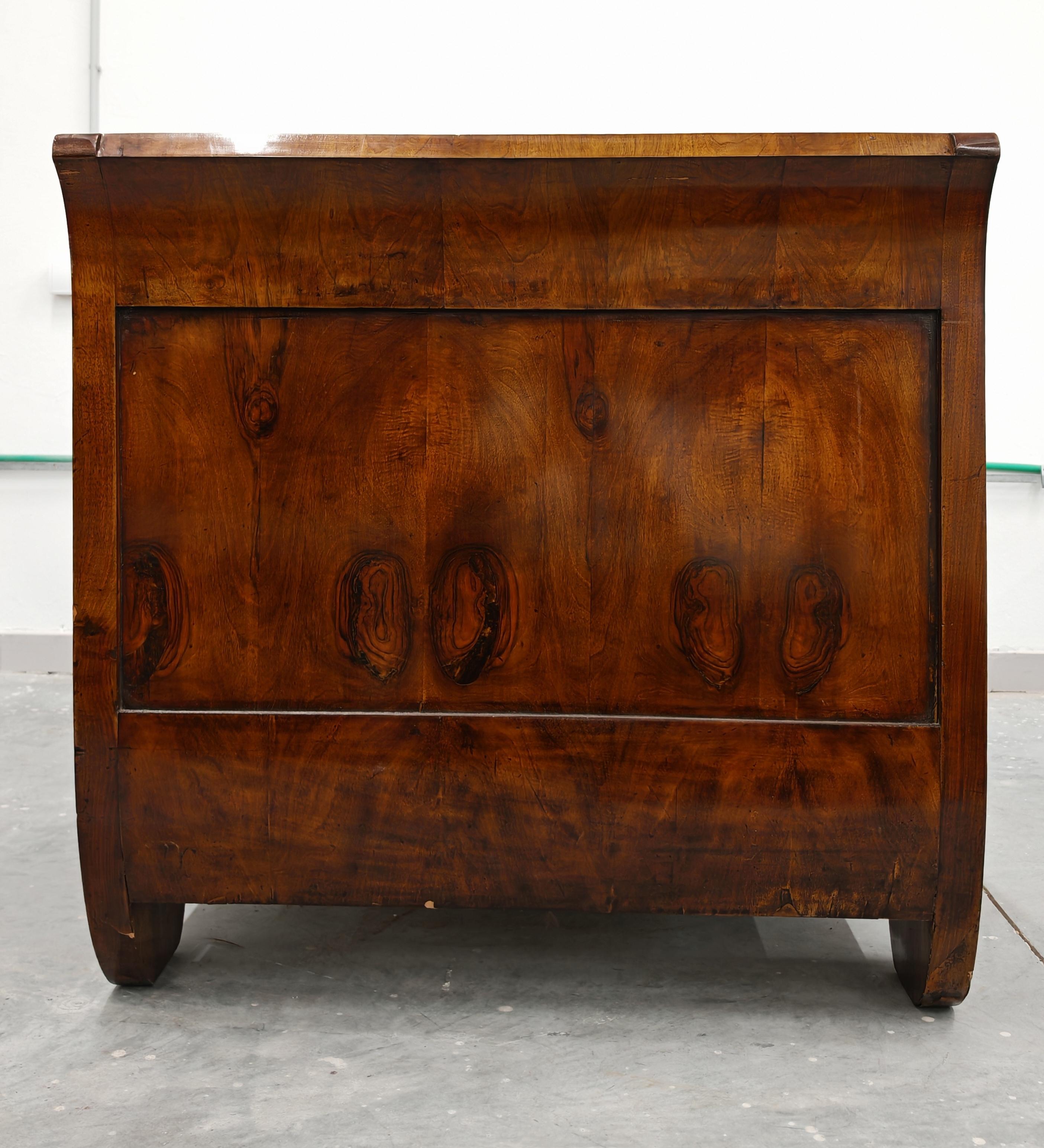 Autrichien Lit de repos Biedermeier en placage de noyer, Autriche, années 1820 en vente