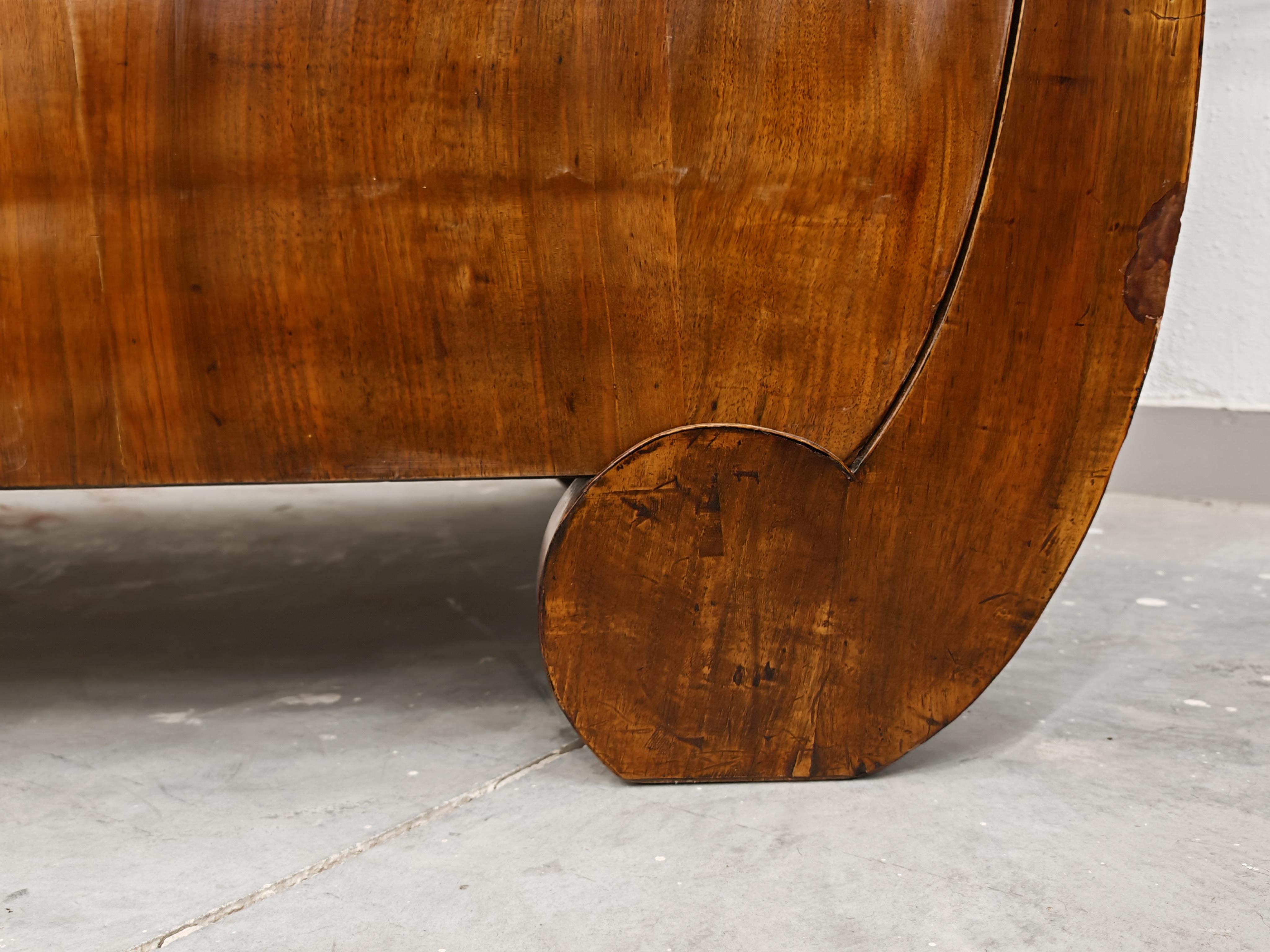 Lit de repos Biedermeier en placage de noyer, Autriche, années 1820 Bon état - En vente à Beograd, RS