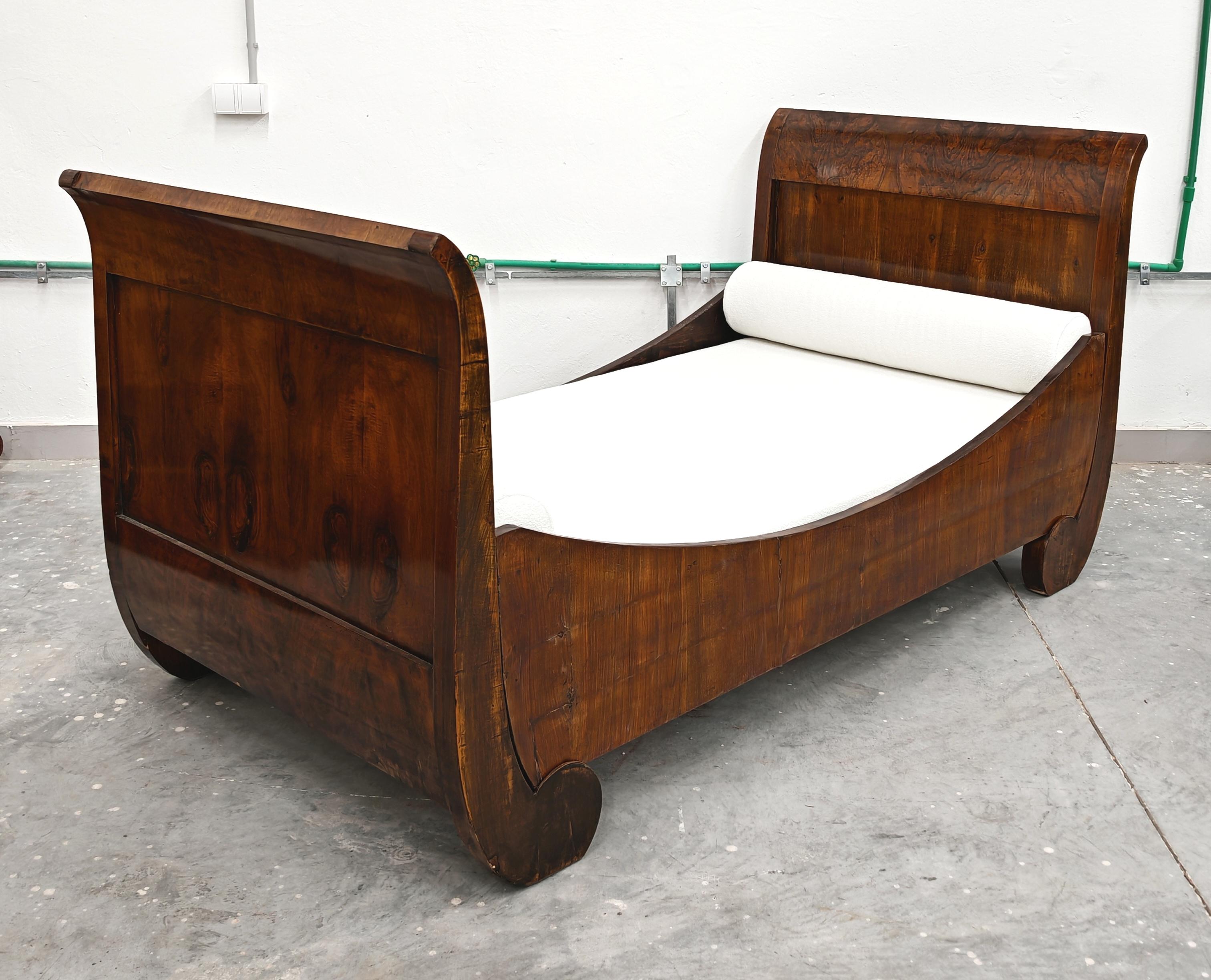 Début du XIXe siècle Lit de repos Biedermeier en placage de noyer, Autriche, années 1820 en vente