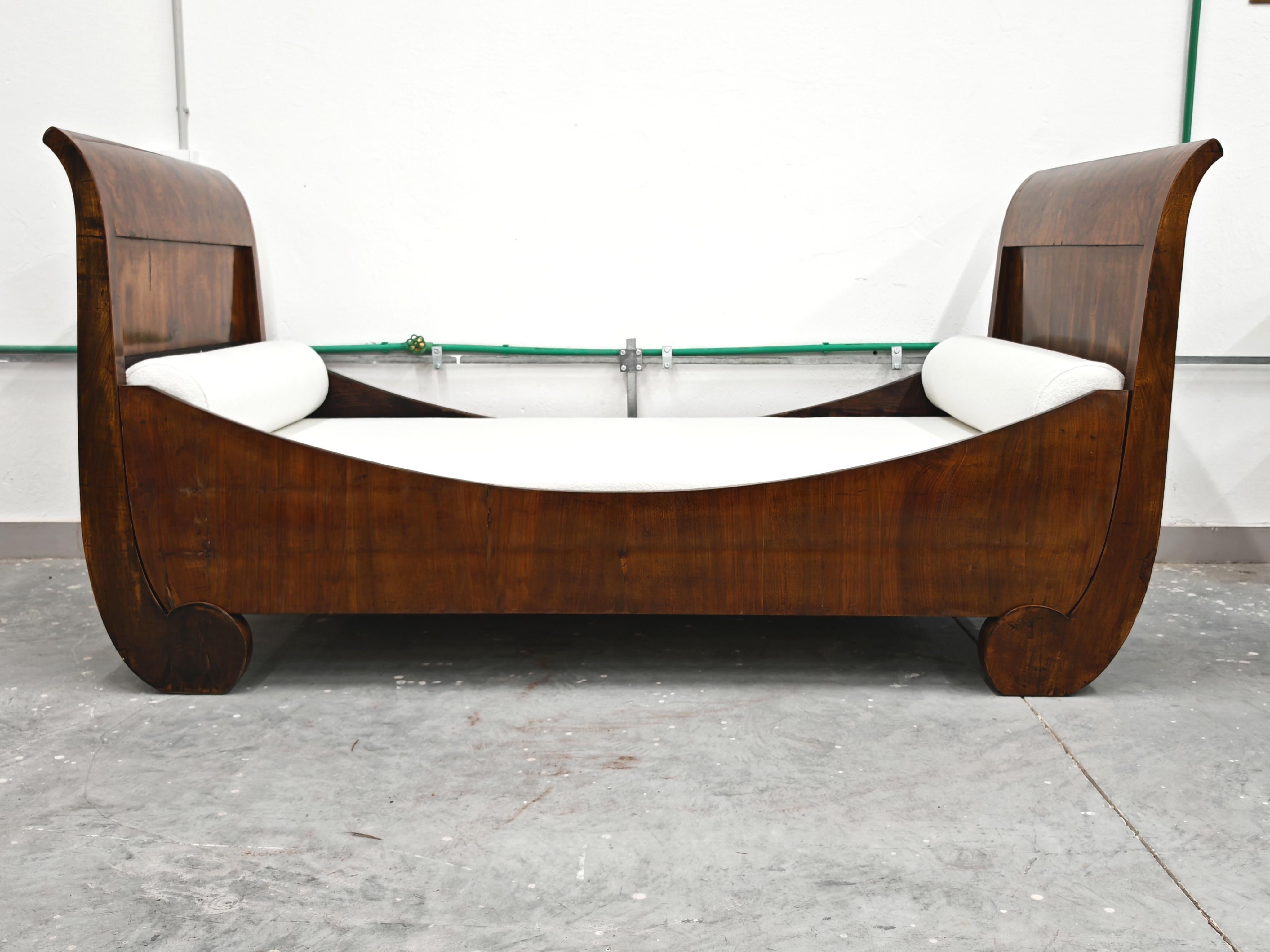 Bois Lit de repos Biedermeier en placage de noyer, Autriche, années 1820 en vente