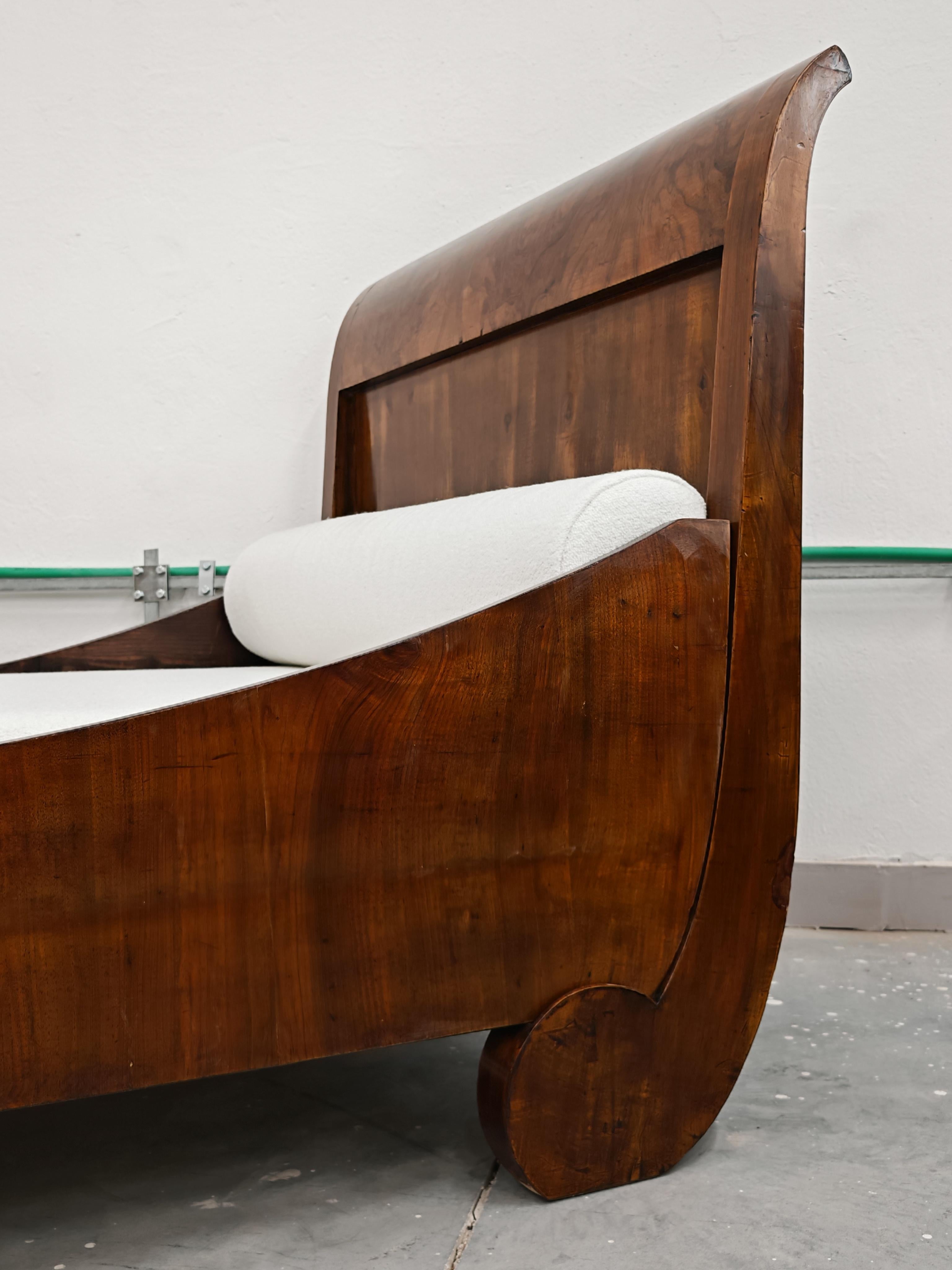 Lit de repos Biedermeier en placage de noyer, Autriche, années 1820 en vente 1