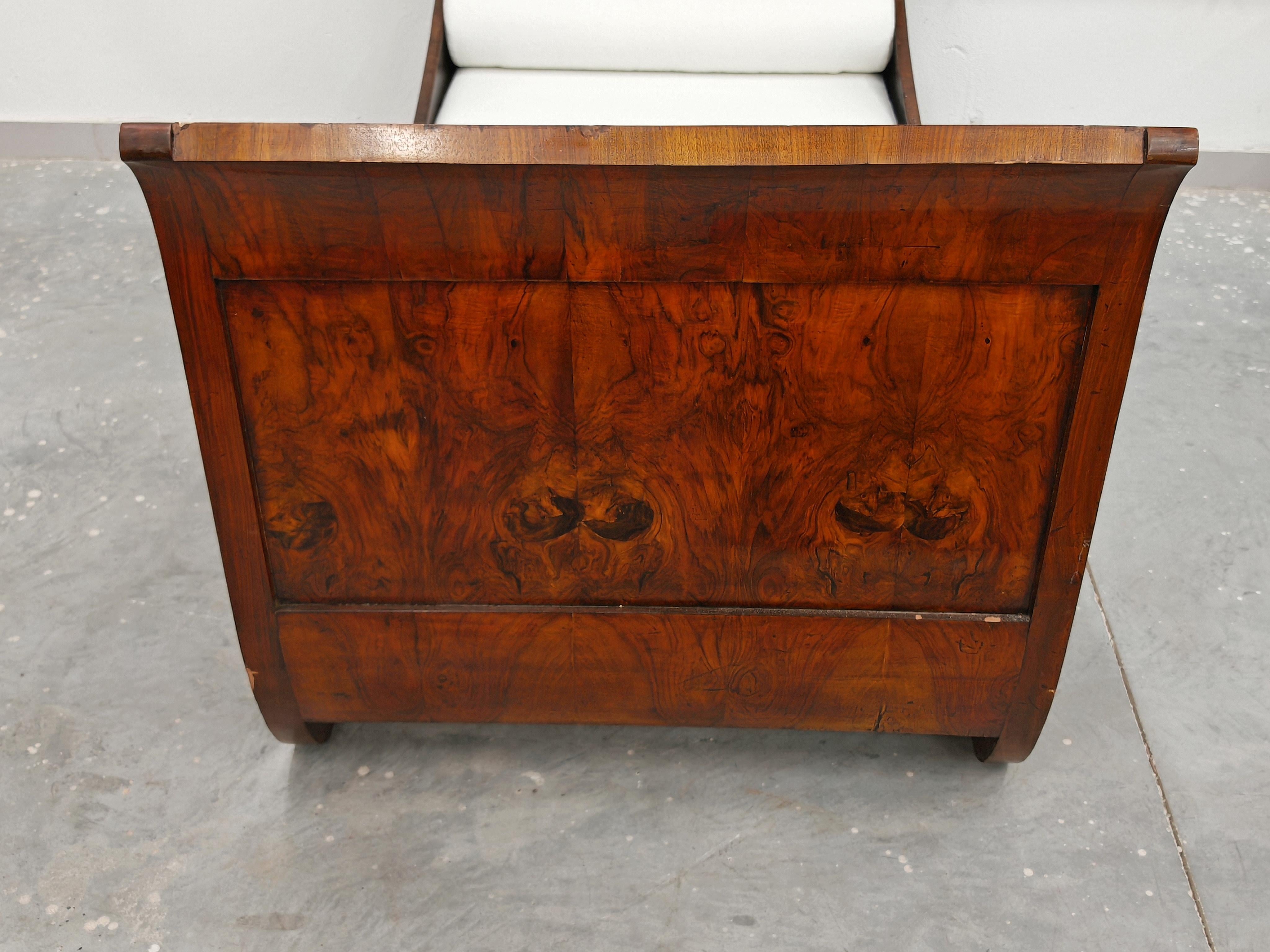 Lit de repos Biedermeier en placage de noyer, Autriche, années 1820 en vente 2