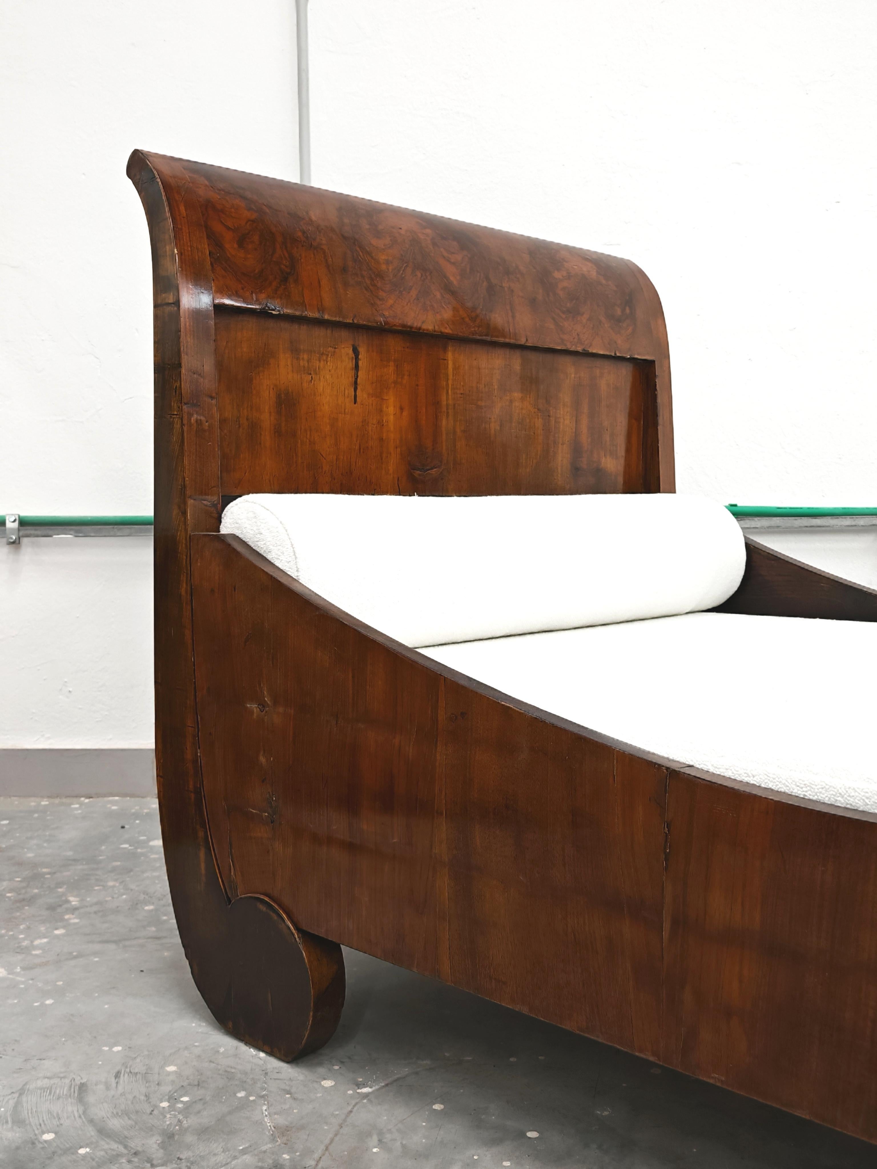Lit de repos Biedermeier en placage de noyer, Autriche, années 1820 en vente 3