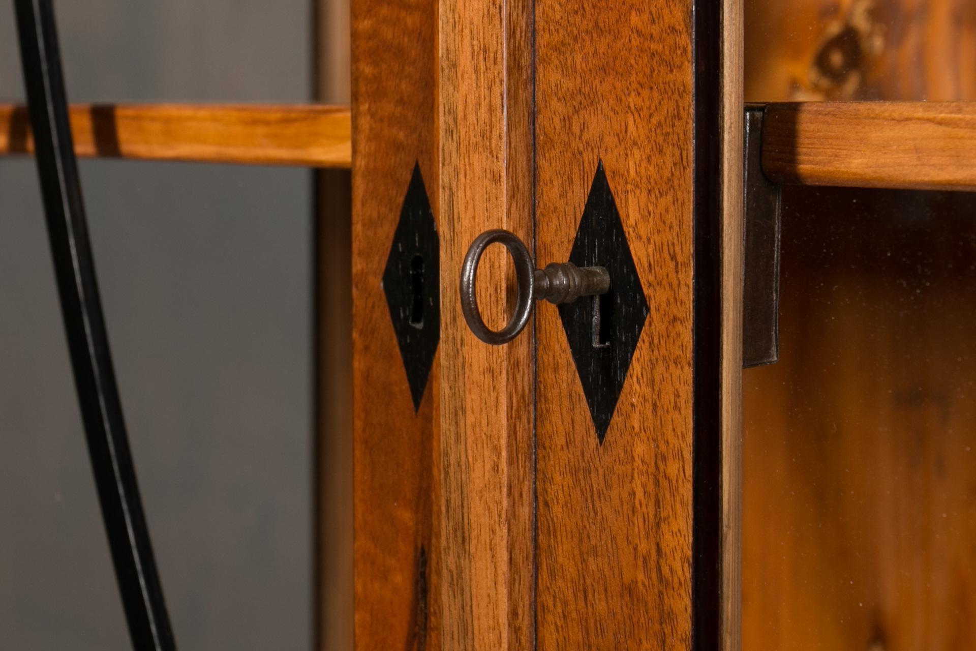 Biedermeier-Vitrine aus Nussbaumholz, Deutschland, 19. Jahrhundert 5