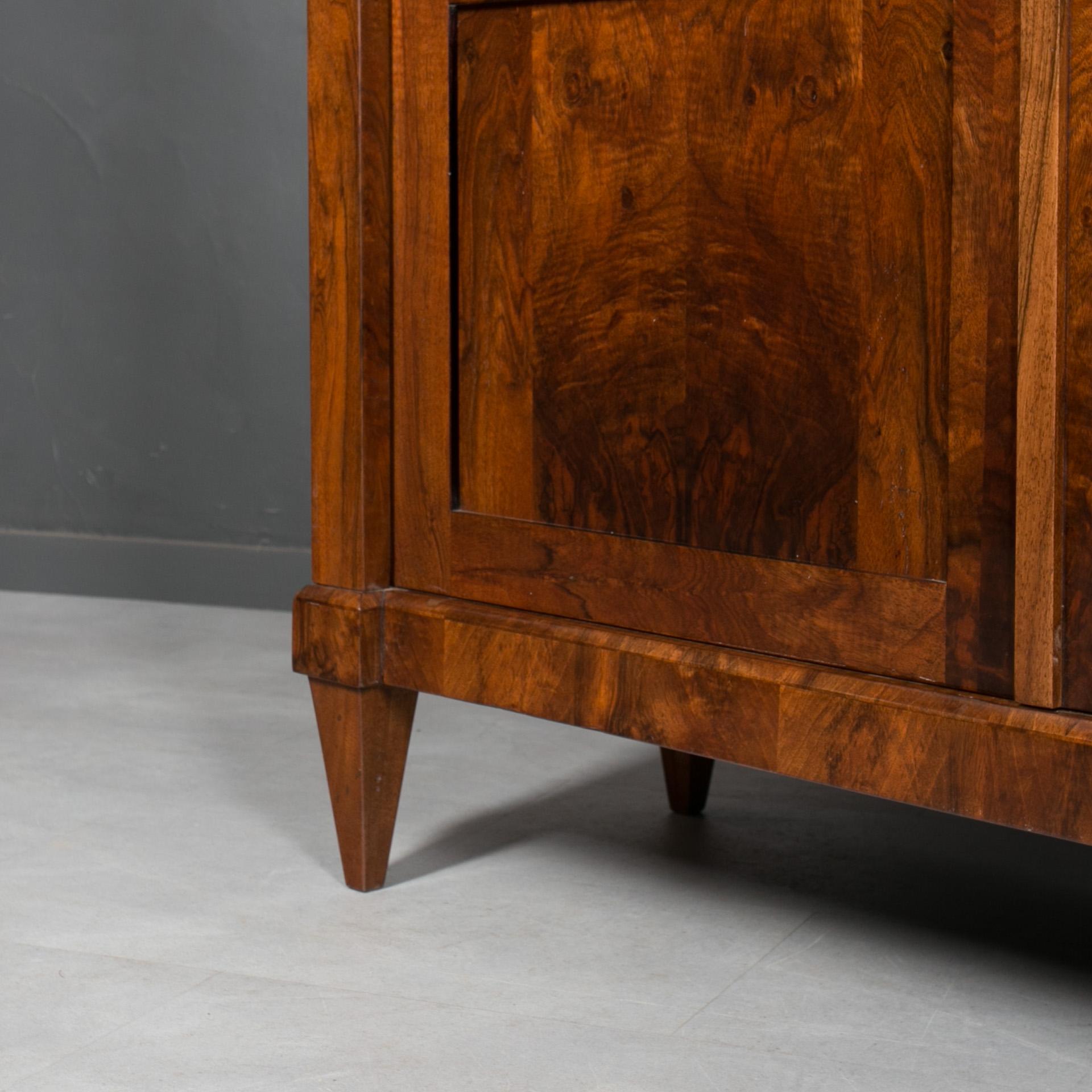 Biedermeier-Vitrine aus Nussbaumholz, Deutschland, 19. Jahrhundert 6