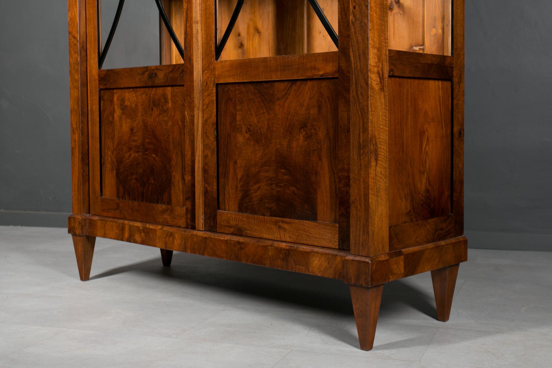 Biedermeier Walnut Vitrine, Germany, 19th Century For Sale 8