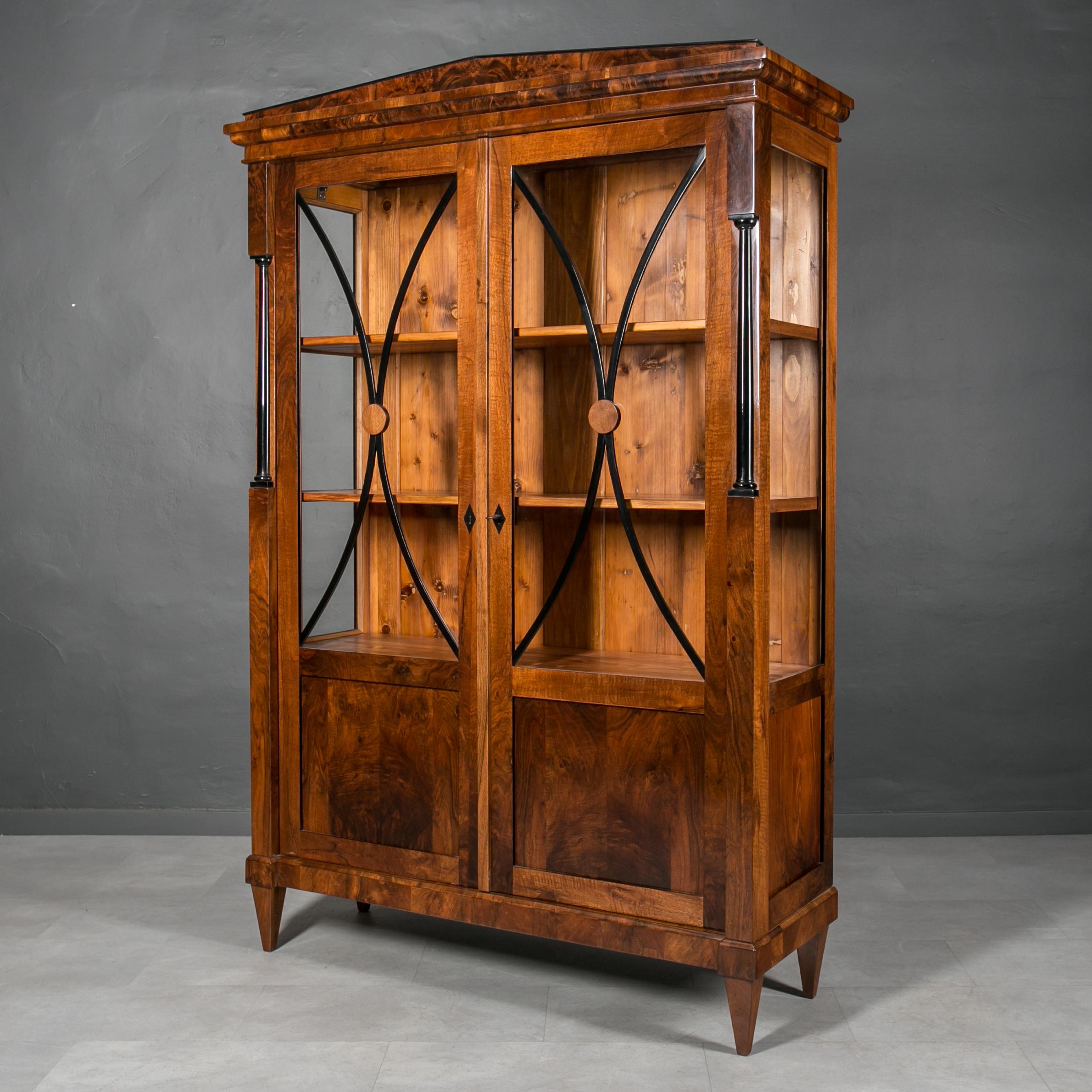 Biedermeier Walnut Vitrine, Germany, 19th Century In Good Condition For Sale In Wrocław, Poland