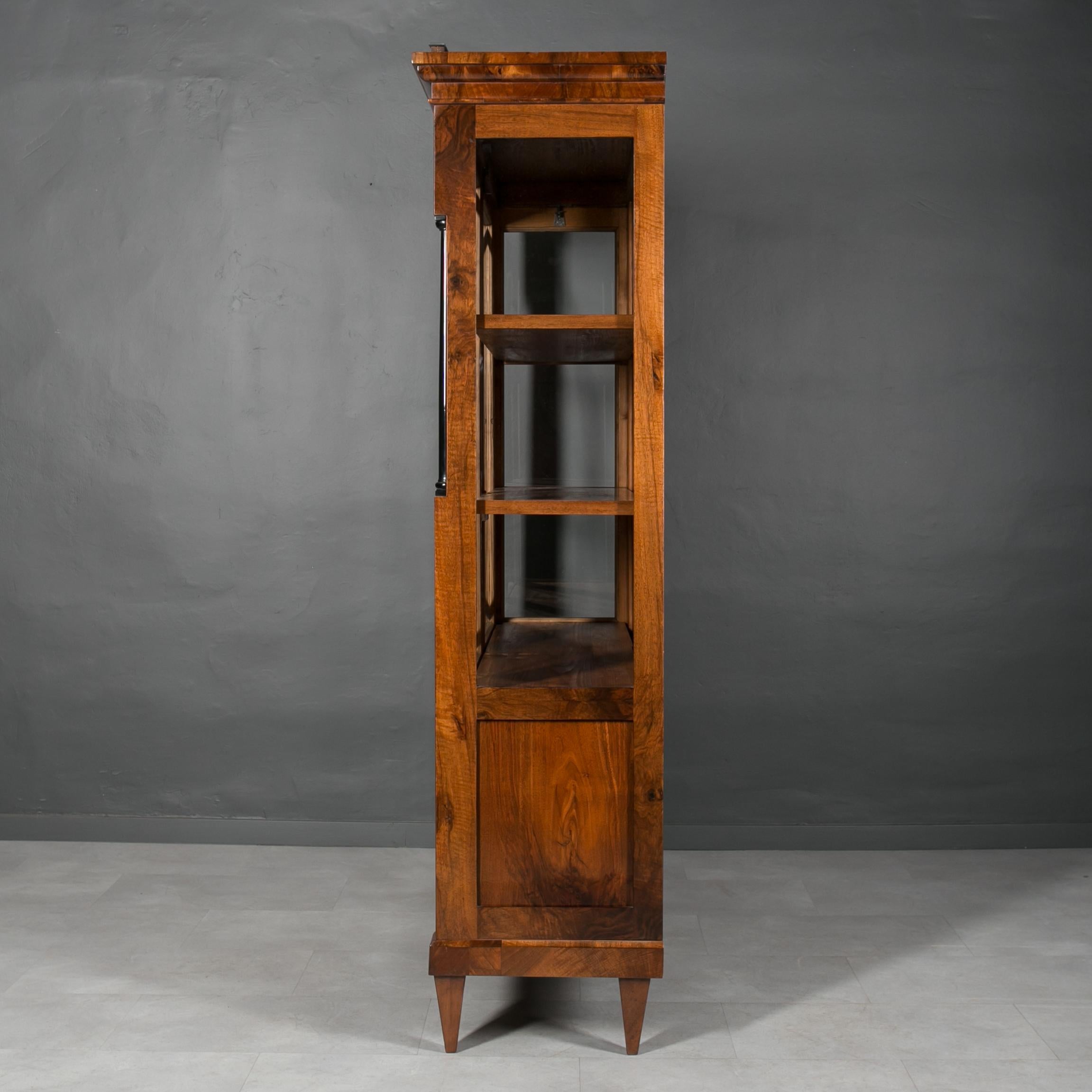 Biedermeier-Vitrine aus Nussbaumholz, Deutschland, 19. Jahrhundert (Walnuss)