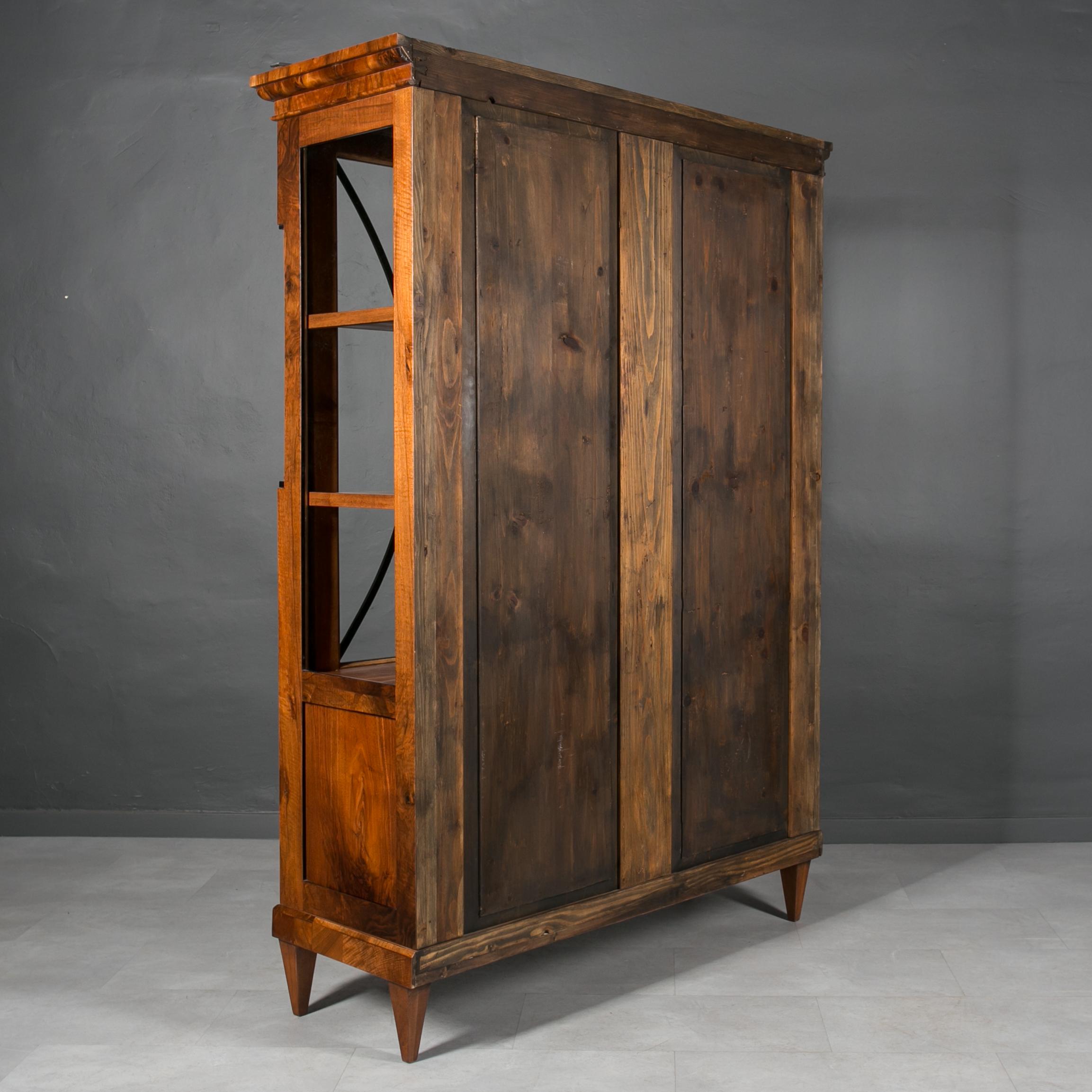 Biedermeier-Vitrine aus Nussbaumholz, Deutschland, 19. Jahrhundert 1