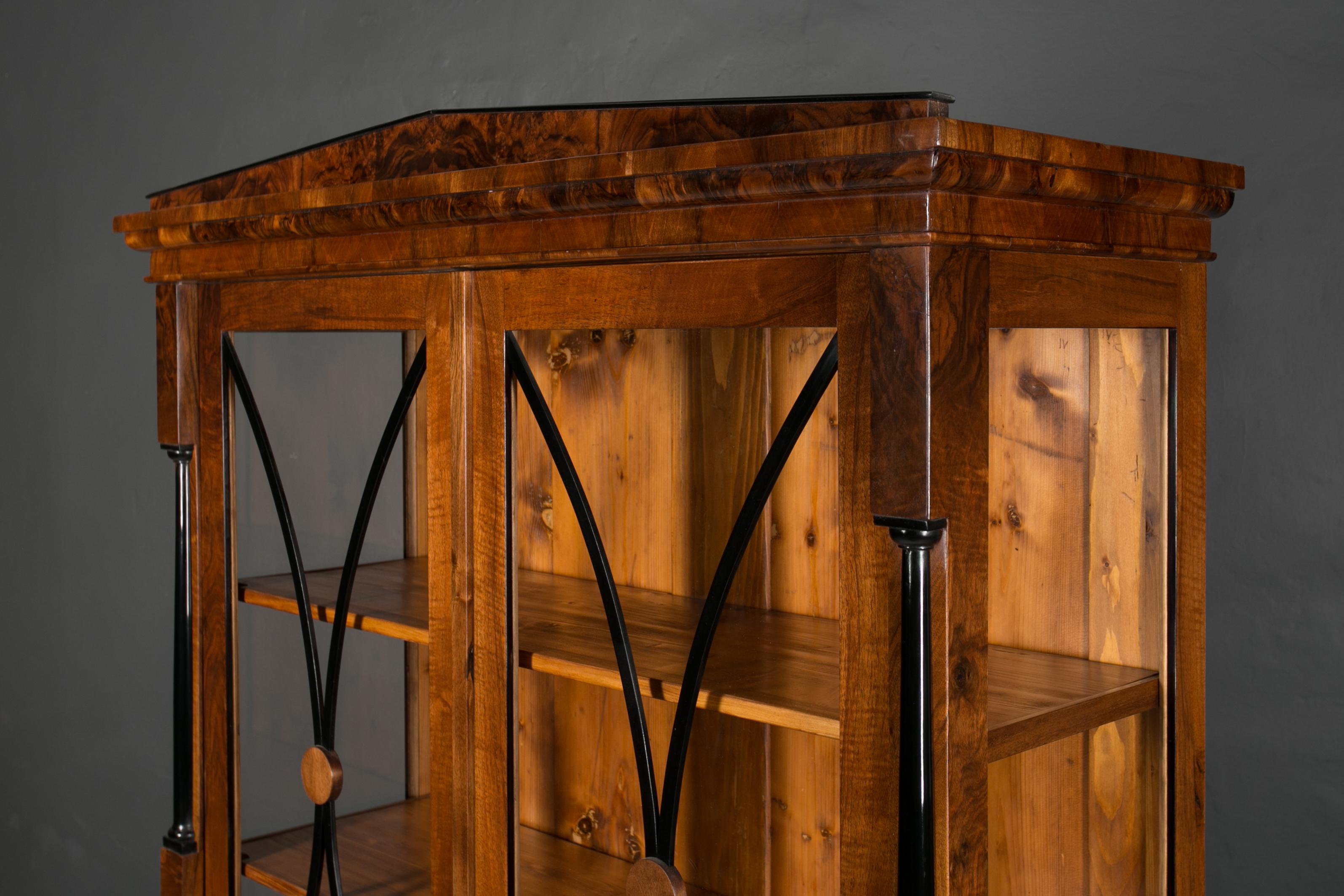 Biedermeier-Vitrine aus Nussbaumholz, Deutschland, 19. Jahrhundert 3
