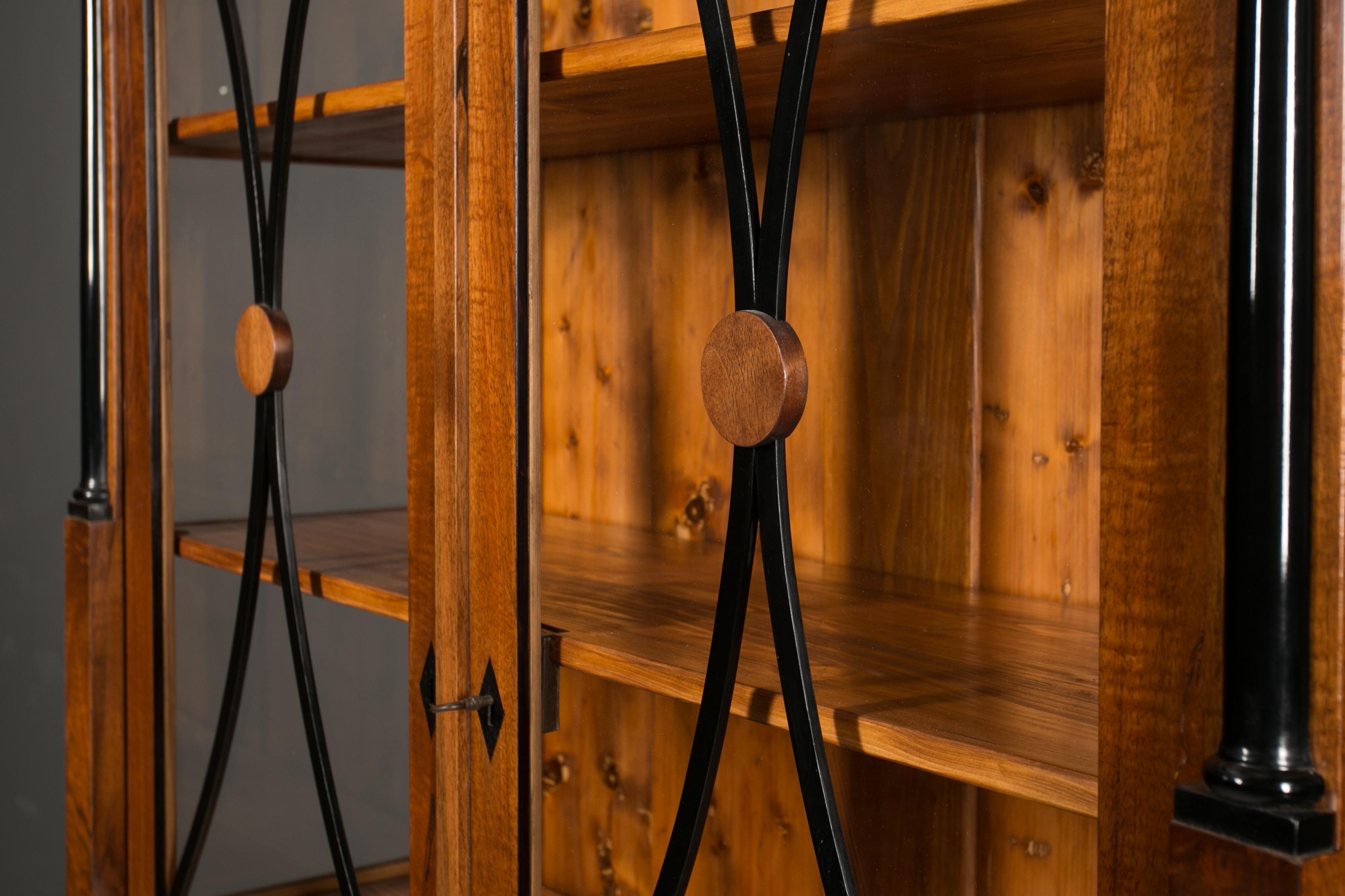 Biedermeier-Vitrine aus Nussbaumholz, Deutschland, 19. Jahrhundert 4