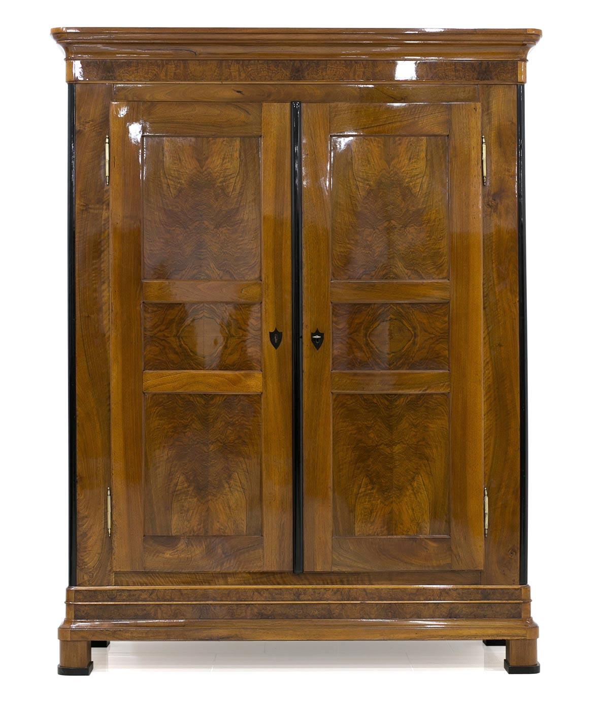 Beautiful, original Biedermeier wardrobe made of walnut wood, panel door and sides, also veneered with walnut. Surface finished with hand-applied polishes. The wardrobe comes from western Europe, probably Germany from circa 1830. The original