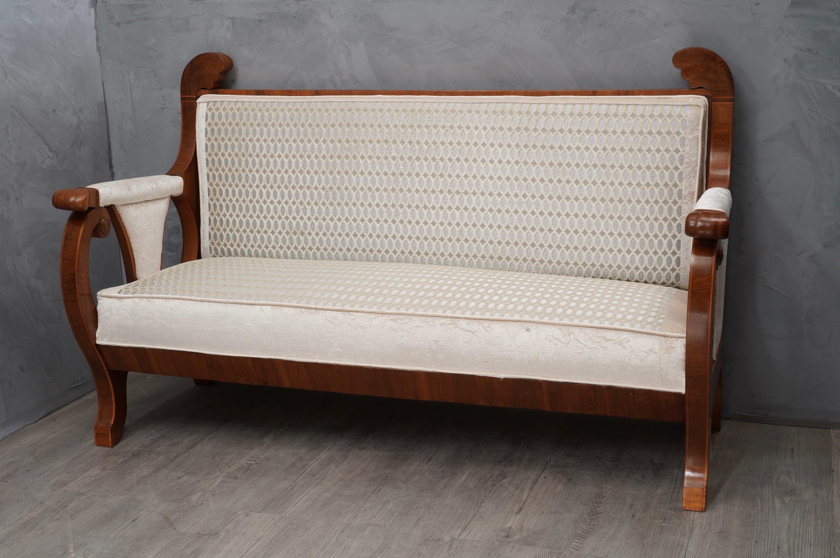 Fantastic Biedermeier sofa, all in walnut wood with a fantastic 