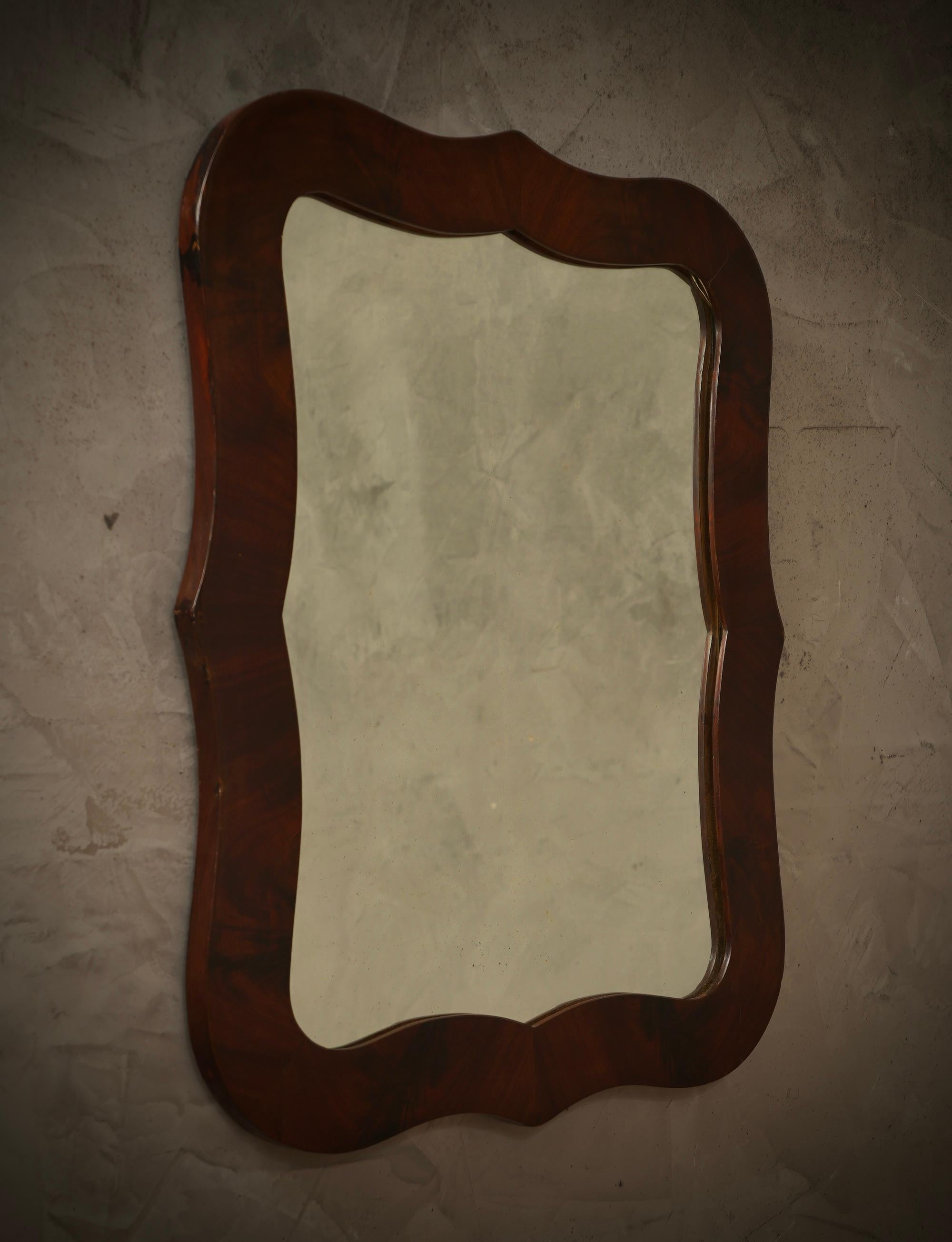 Beautiful and very particular Biedermeier cosmetic mirror, refined and classy with a very simple but at the same time refined design.

The mirror is made of a soft wood structure, veneered in walnut wood. Its structure is very simple and