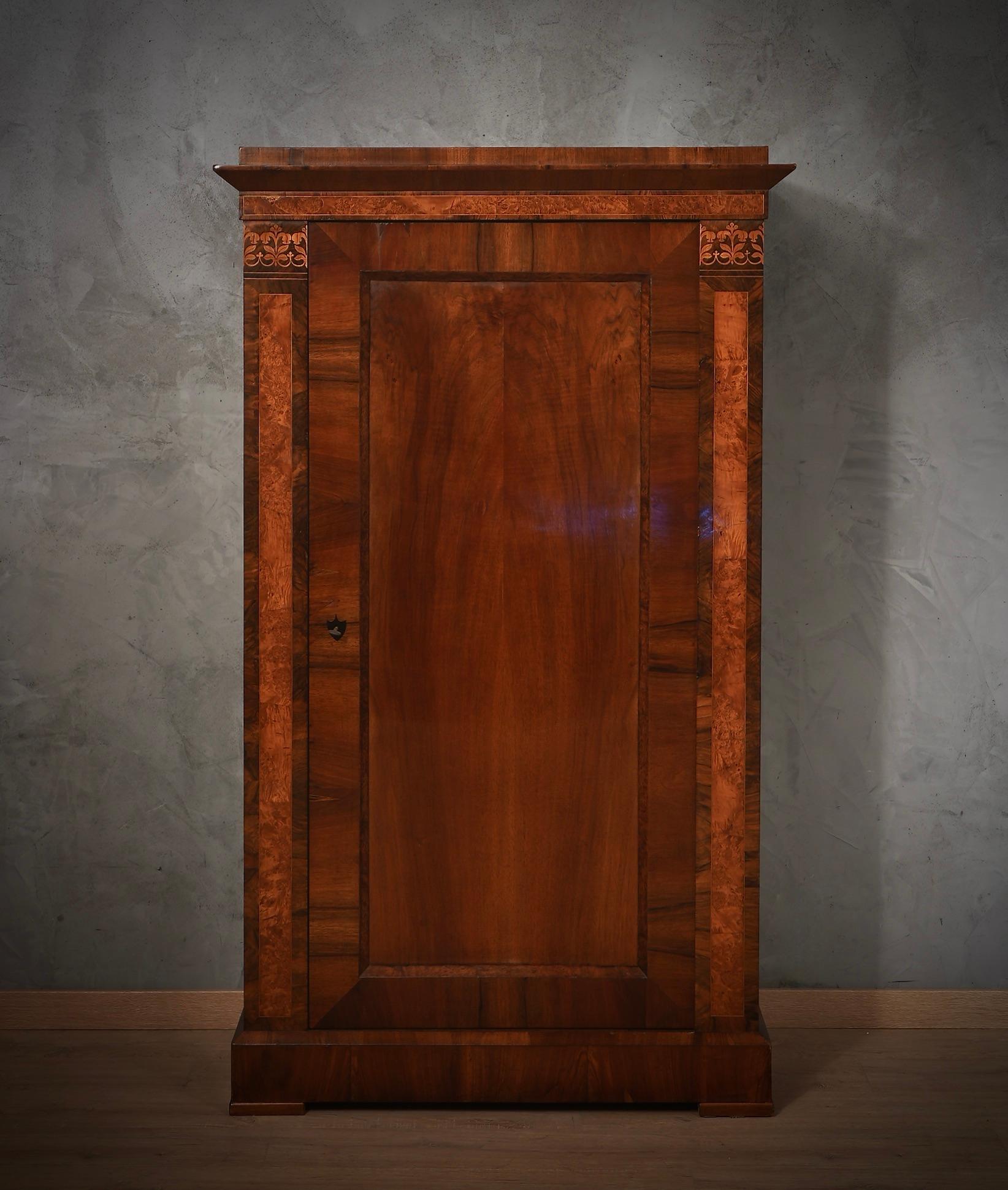 All refinement and style, the design of this antique Biedermeier furniture knows no limits. Inspired by the upper-middle class gentleman, this charismatic wardrobe has a timeless and indisputable design, typical of a versatile piece of