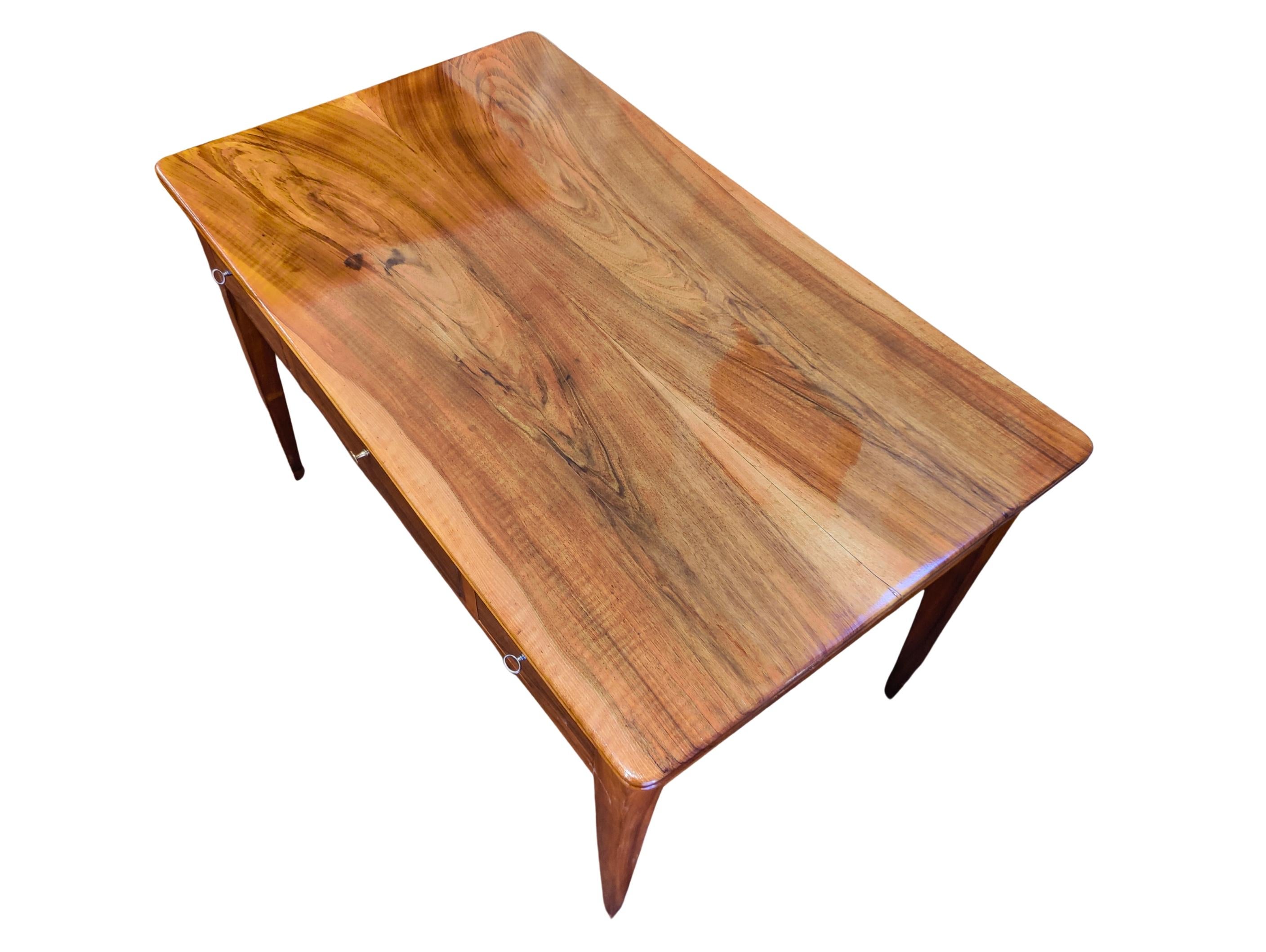 This early Biedermeier piece from South Germany, dating to around 1825, is crafted entirely from solid walnut – including the top, apron and legs. The design shows the characteristic clarity and balanced proportions of the period, with subtly