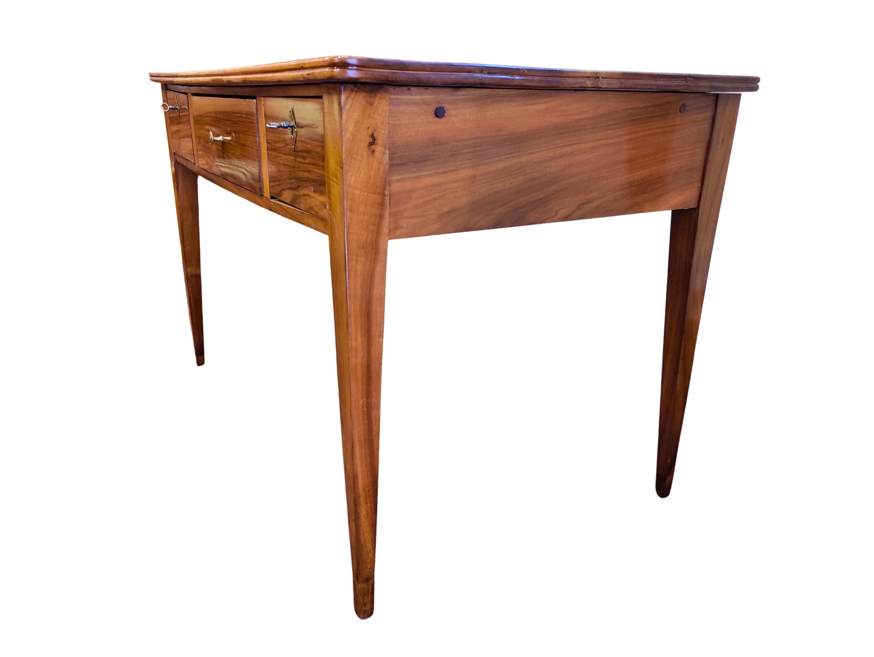 Polished Biedermeier Walnut Writing Desk Table, South Germany circa 1825 For Sale