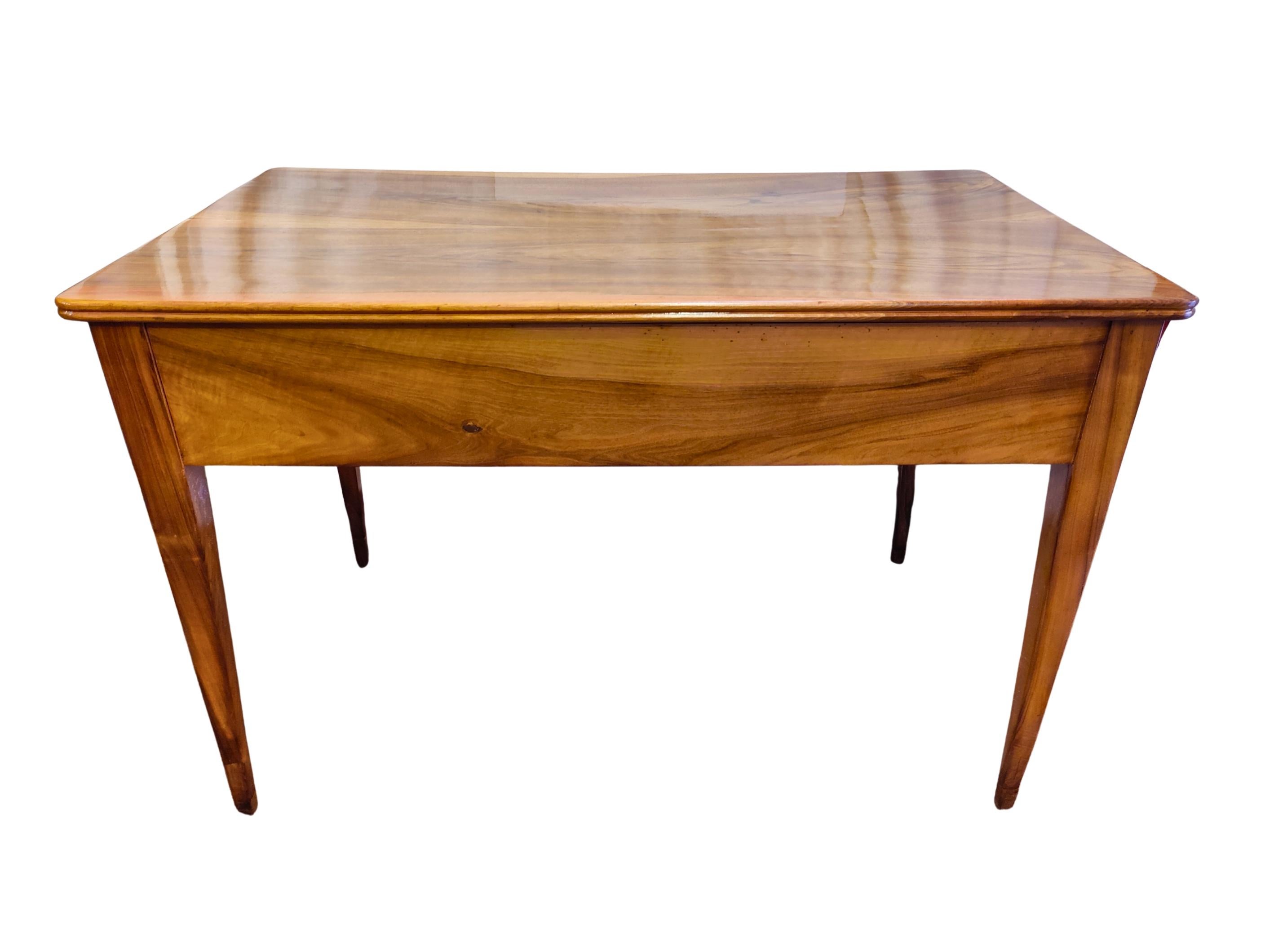 Biedermeier Walnut Writing Desk Table, South Germany circa 1825 For Sale 1
