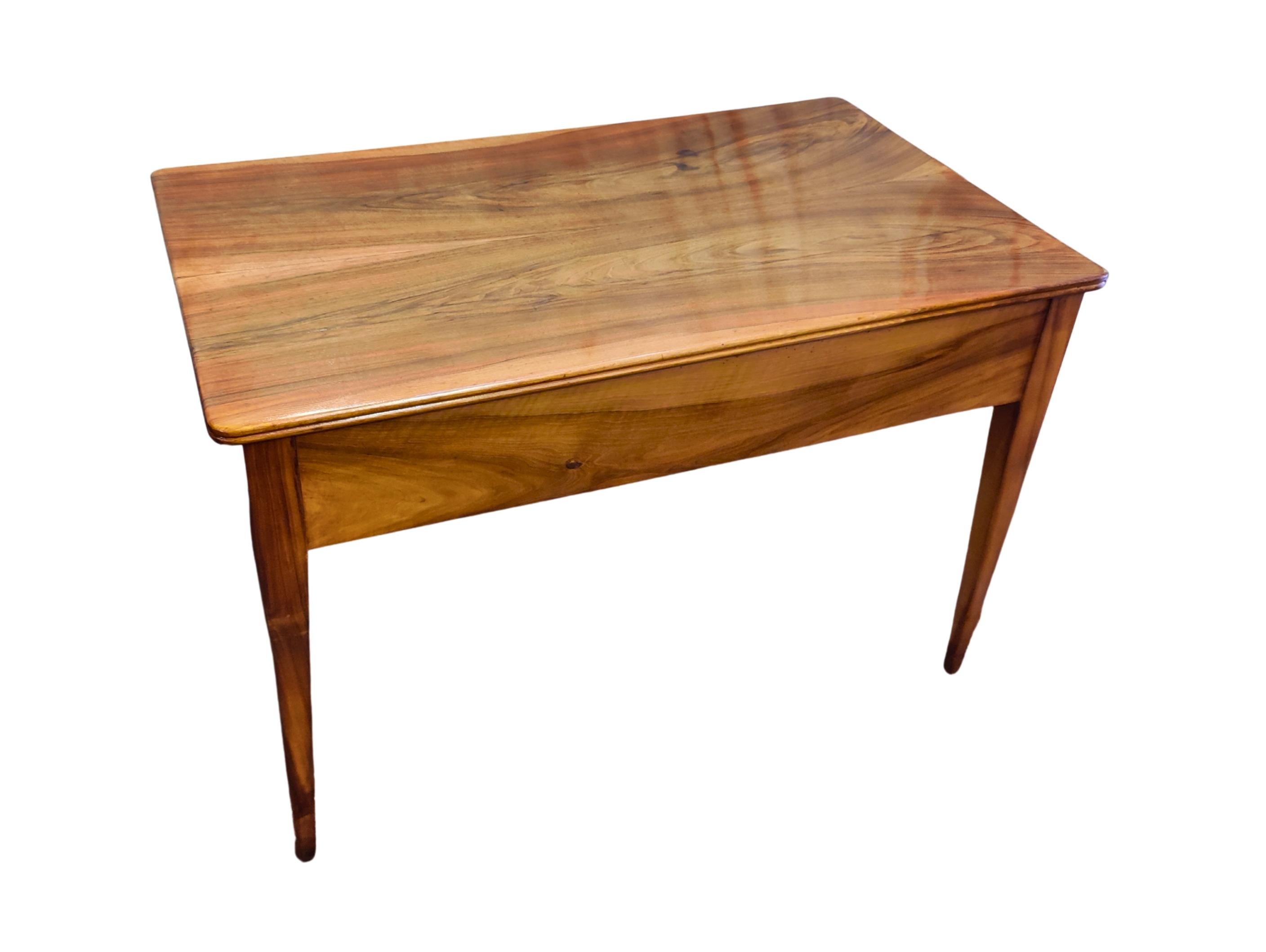 Biedermeier Walnut Writing Desk Table, South Germany circa 1825 For Sale 3