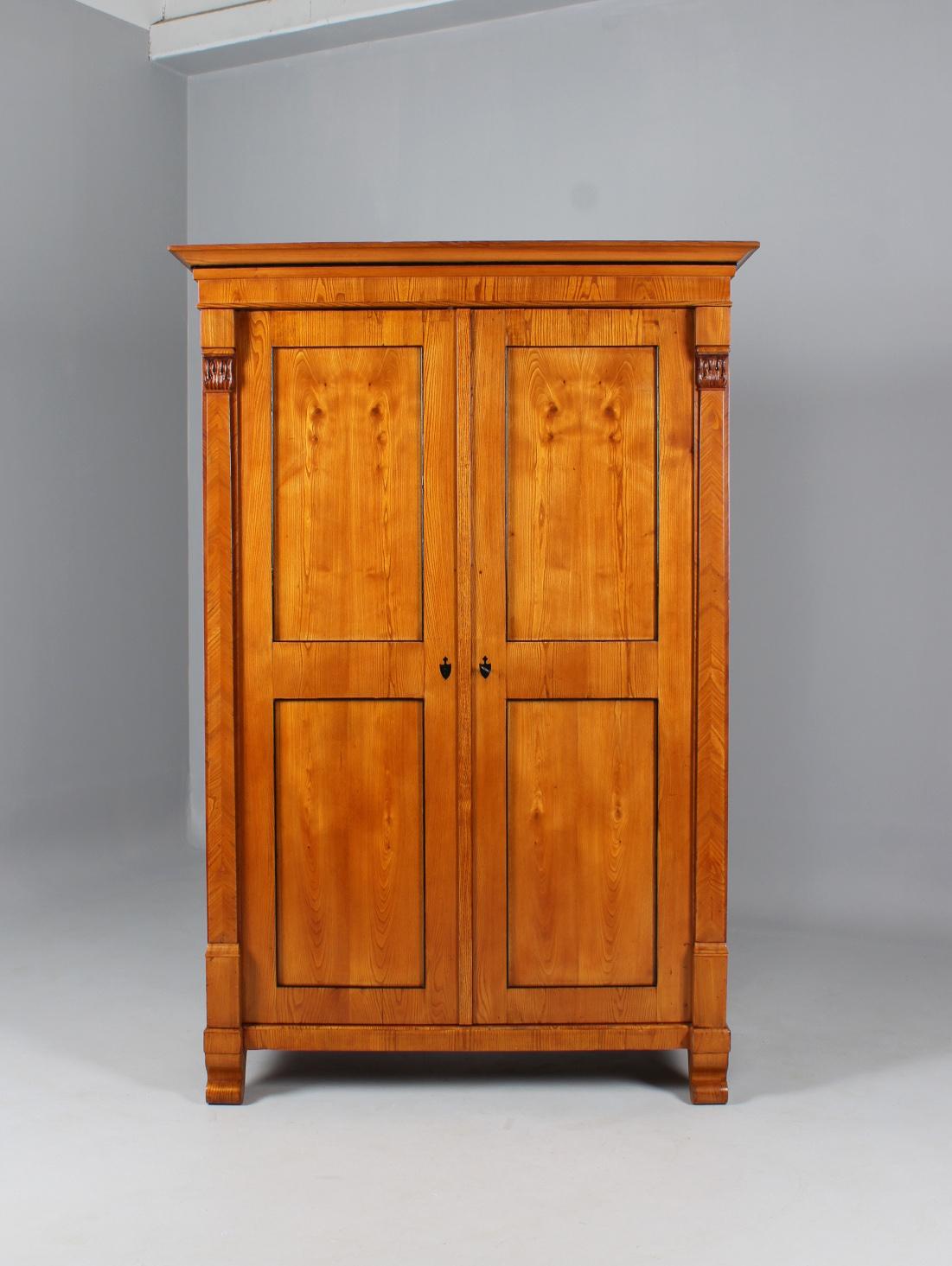 Antique armoire

South Germany
Ash
Biedermeier around 1835

Dimensions: H x W x D: 205 x 136 x 66 cm

Description:
Two-door closet standing on elegantly curved elaborated legs.
All surfaces are veneered in ash on softwood, the filling