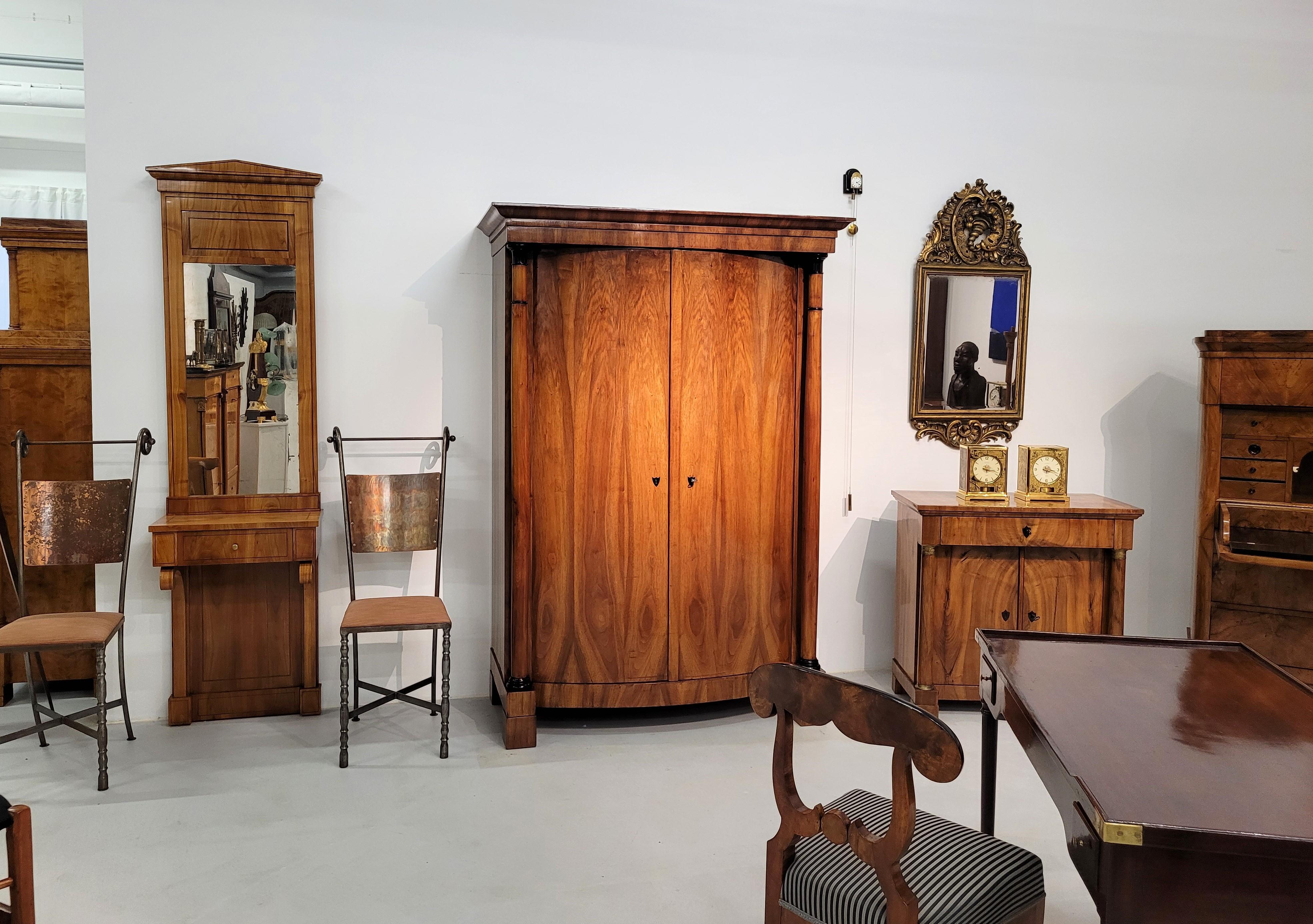 Large antique Biedermeier armoire

South Germany
Walnut
Biedermeier around 1830

Dimensions: H x W x D: 201 x 139 x 66 cm

Description:
Large antique wardrobe or hall cupboard from the Biedermeier period around 1830. The dimensions are measured at