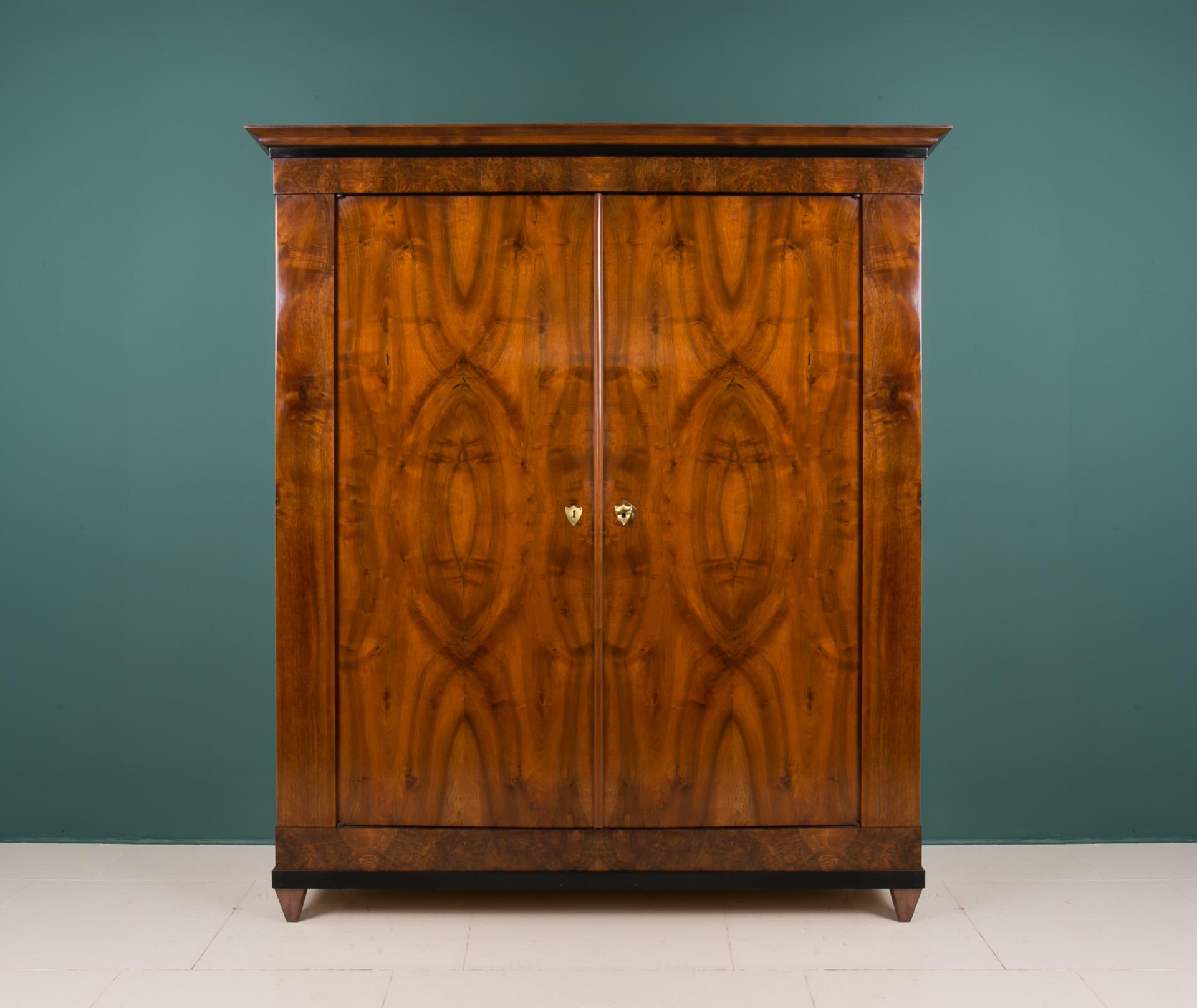 Beautiful, original very well-preserved Biedermeier wardrobe made of softwood veneered with walnut. A unique technique of veneering with a walnut has been applied, one veneer leaf from top to bottom. The piece comes from Germany from 19th century.
