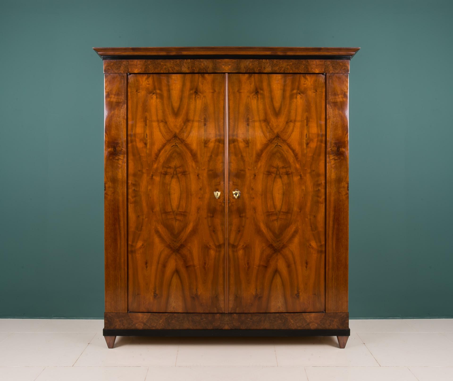 Beautiful, original very well-preserved Biedermeier wardrobe made of softwood veneered with walnut. A unique technique of veneering with a walnut has been applied, one veneer leaf from top to bottom. The piece comes from Germany from 19th century.