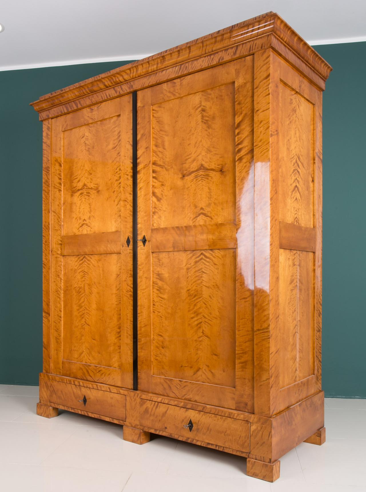 Biedermeier Wardrobe in Flame Birch Veneer, Germany, 19th Century In Good Condition In Wrocław, Poland