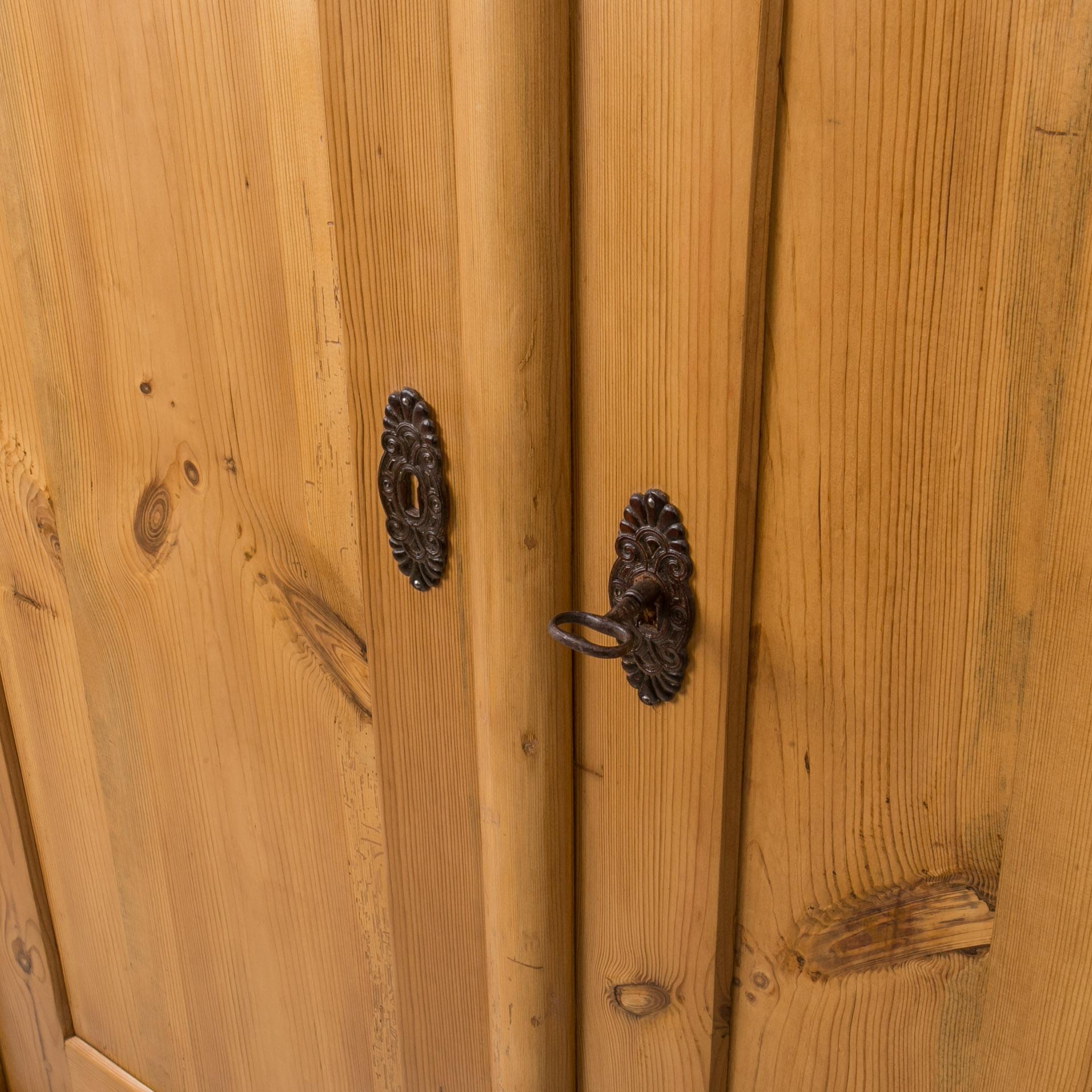 Biedermeier Wardrobe in Pine Wood, Germany, 19th Century In Good Condition In Wrocław, Poland