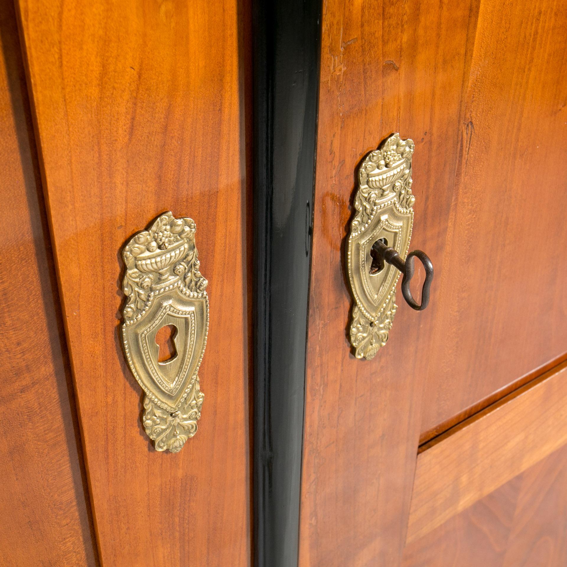 Armadio Biedermeier in ciliegio massiccio, Germania, XIX secolo in vendita 7