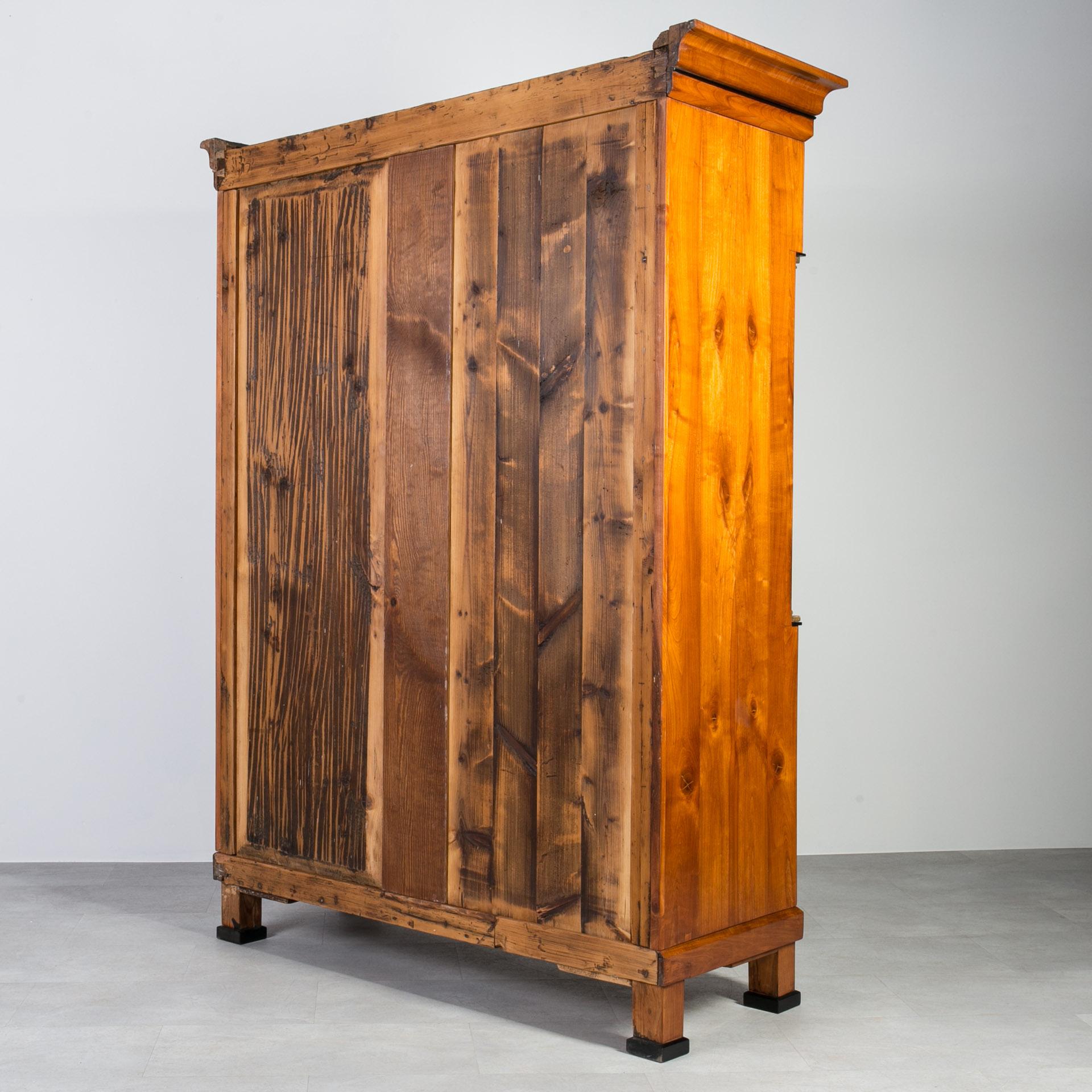 Armadio Biedermeier in ciliegio massiccio, Germania, XIX secolo in vendita 12