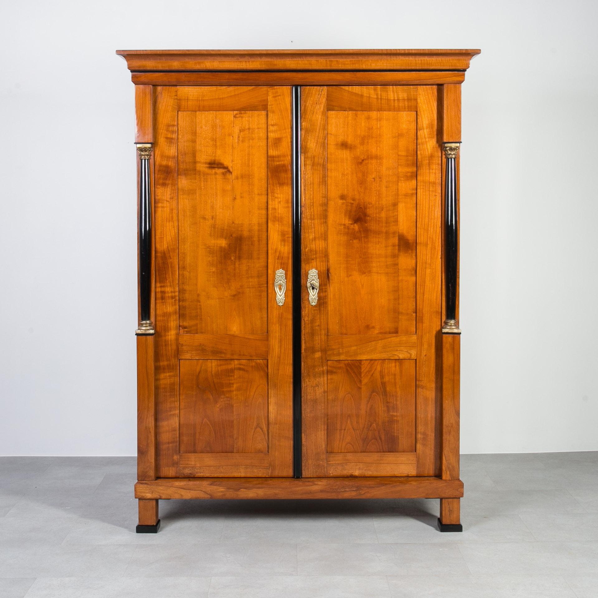 Questo bellissimo e unico armadio Biedermeier, originario della Germania e realizzato in legno massiccio di ciliegio, risale al periodo 1830-1850 circa. È stato sottoposto a un restauro completo e professionale che ha messo in risalto le venature