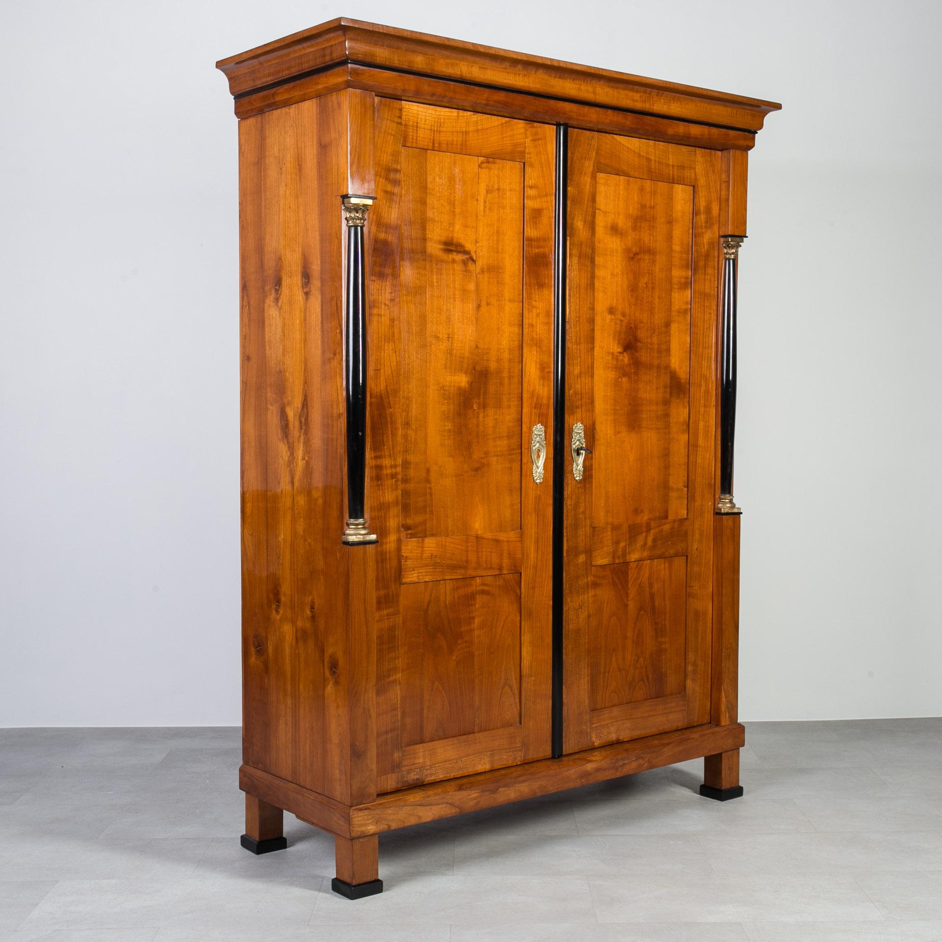 Tedesco Armadio Biedermeier in ciliegio massiccio, Germania, XIX secolo in vendita