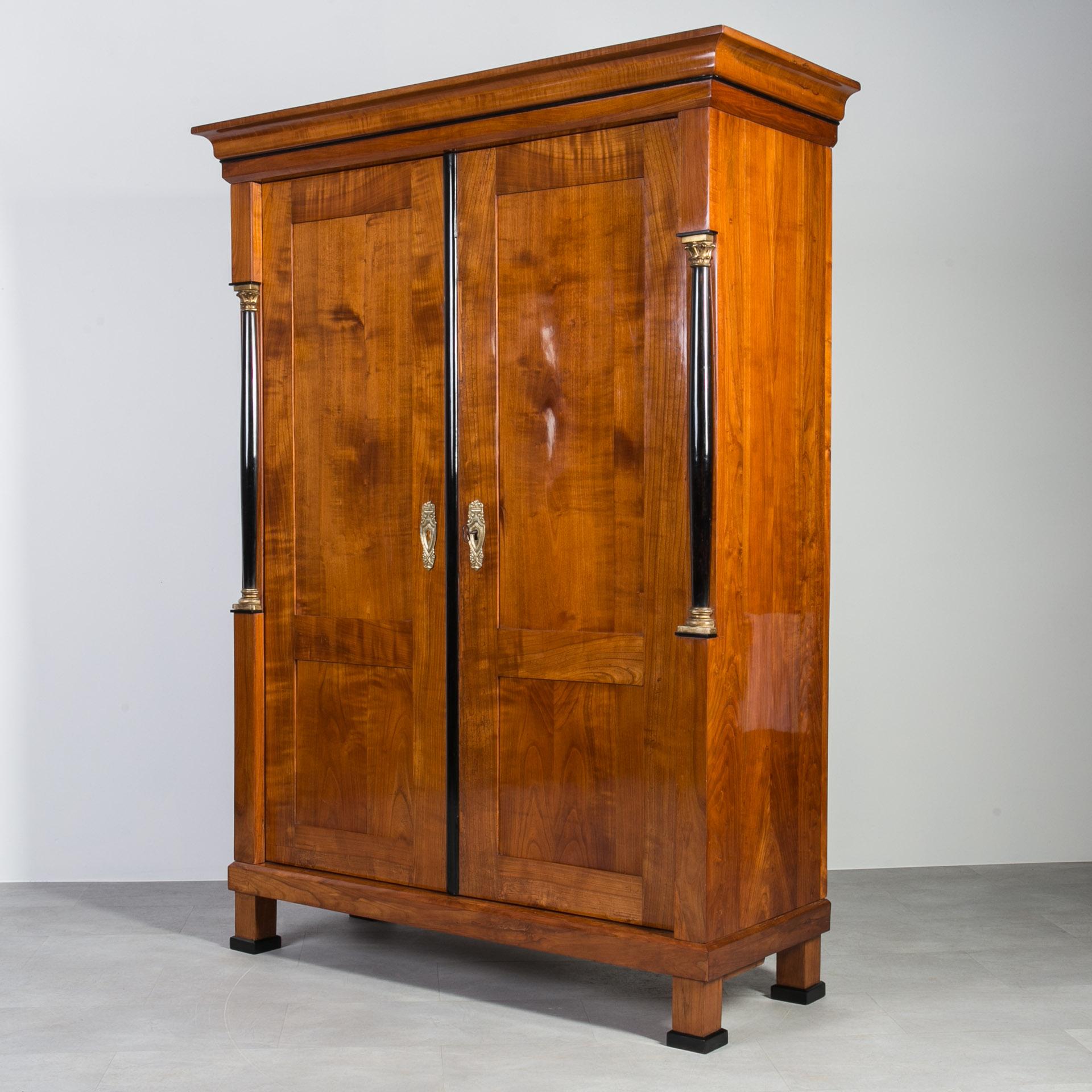 Lucidato Armadio Biedermeier in ciliegio massiccio, Germania, XIX secolo in vendita