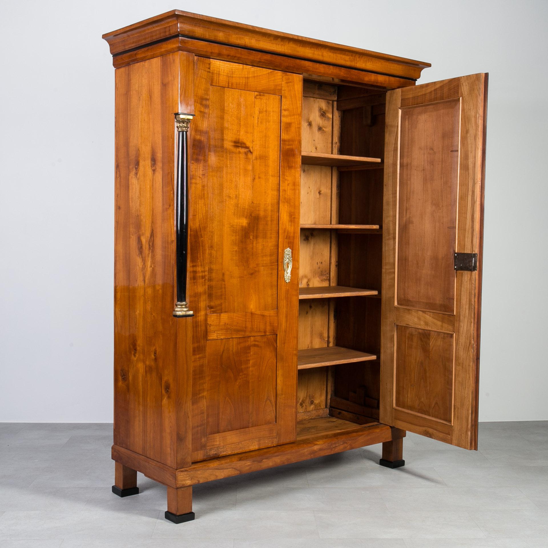 Armadio Biedermeier in ciliegio massiccio, Germania, XIX secolo In condizioni buone in vendita a Wrocław, Poland